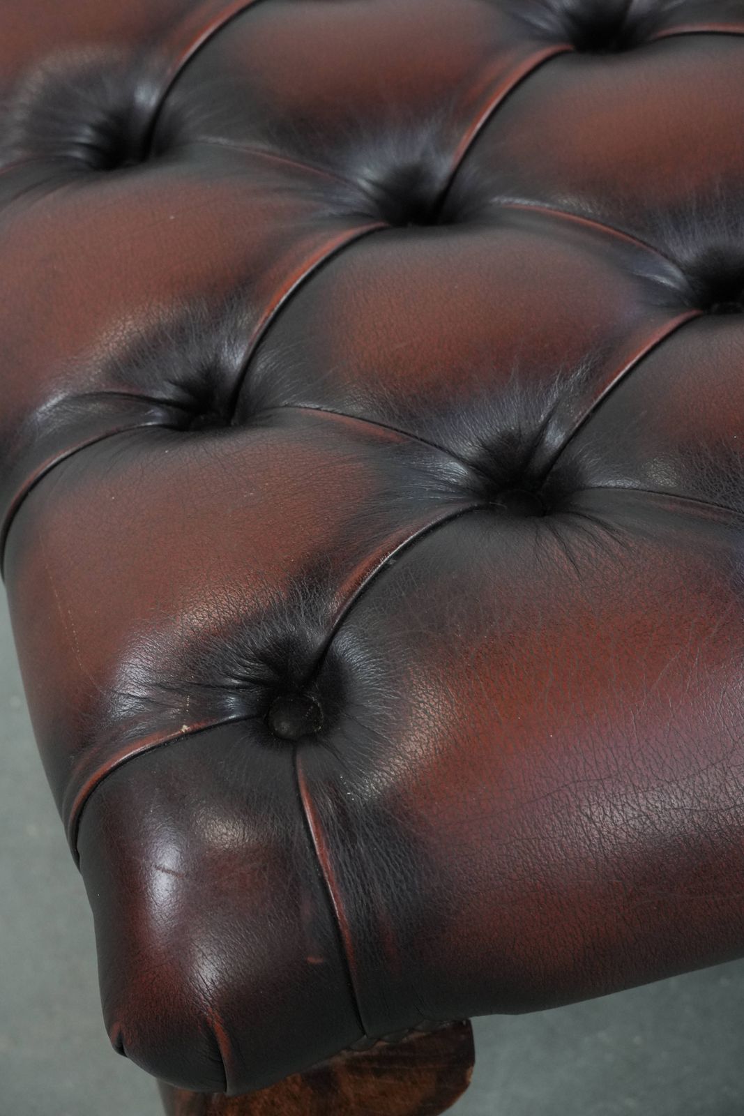Elegante Donkerbruine Chesterfield Voetenbank Van Koeienhuid photo buy