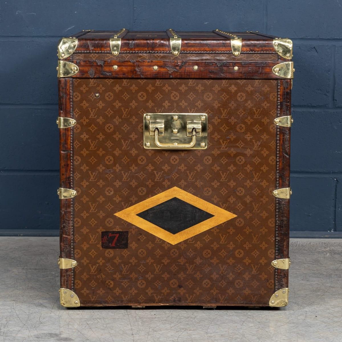 Antique 20th Century Louis Vuitton Trunk In Monogram Canvas, France C.1920 photo vinterior