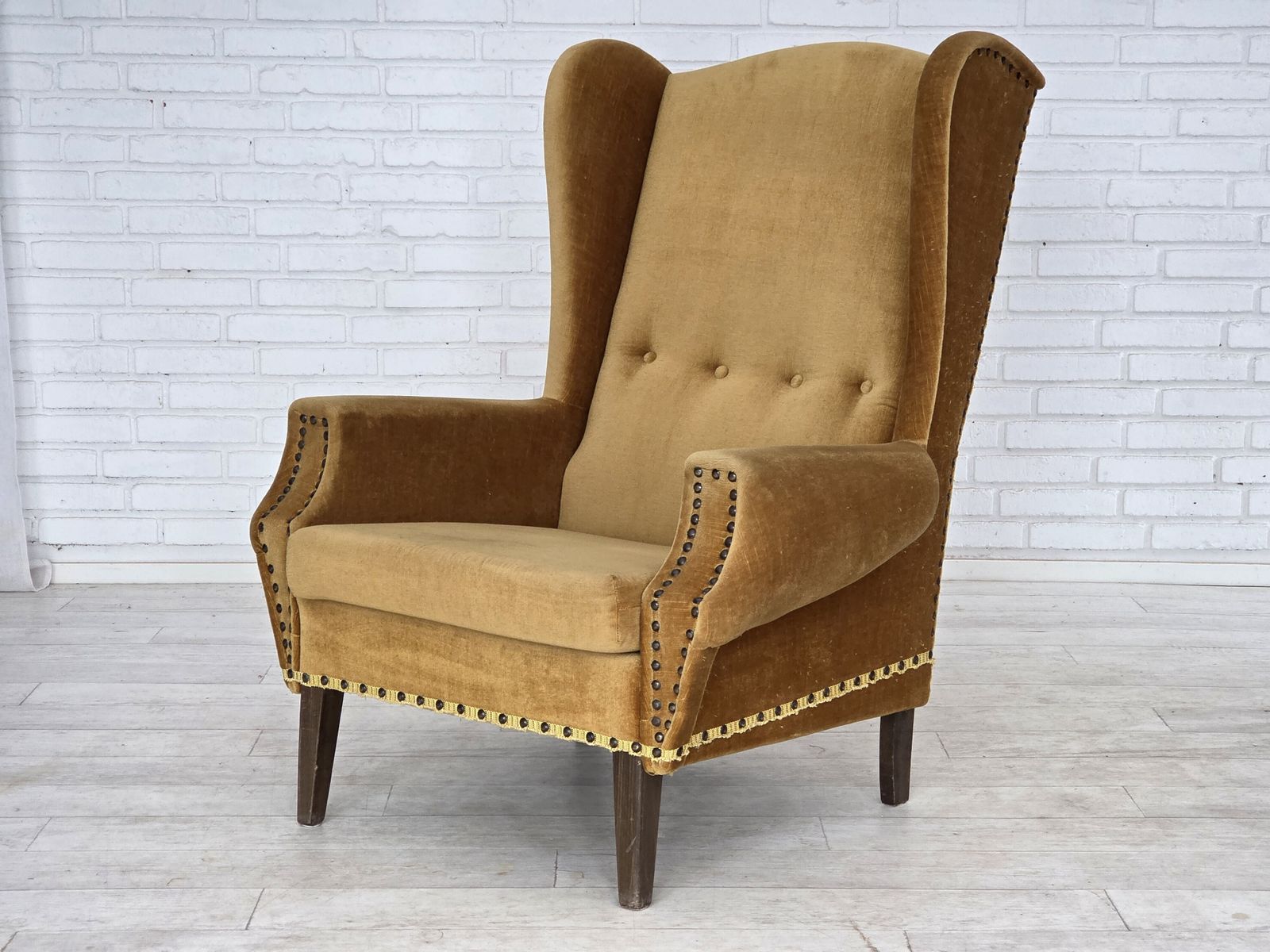photo for sale Ca. Jaren 1970, Deense Fauteuil Met Hoge Rug, Meubelvelours, Eikenhouten Poten.