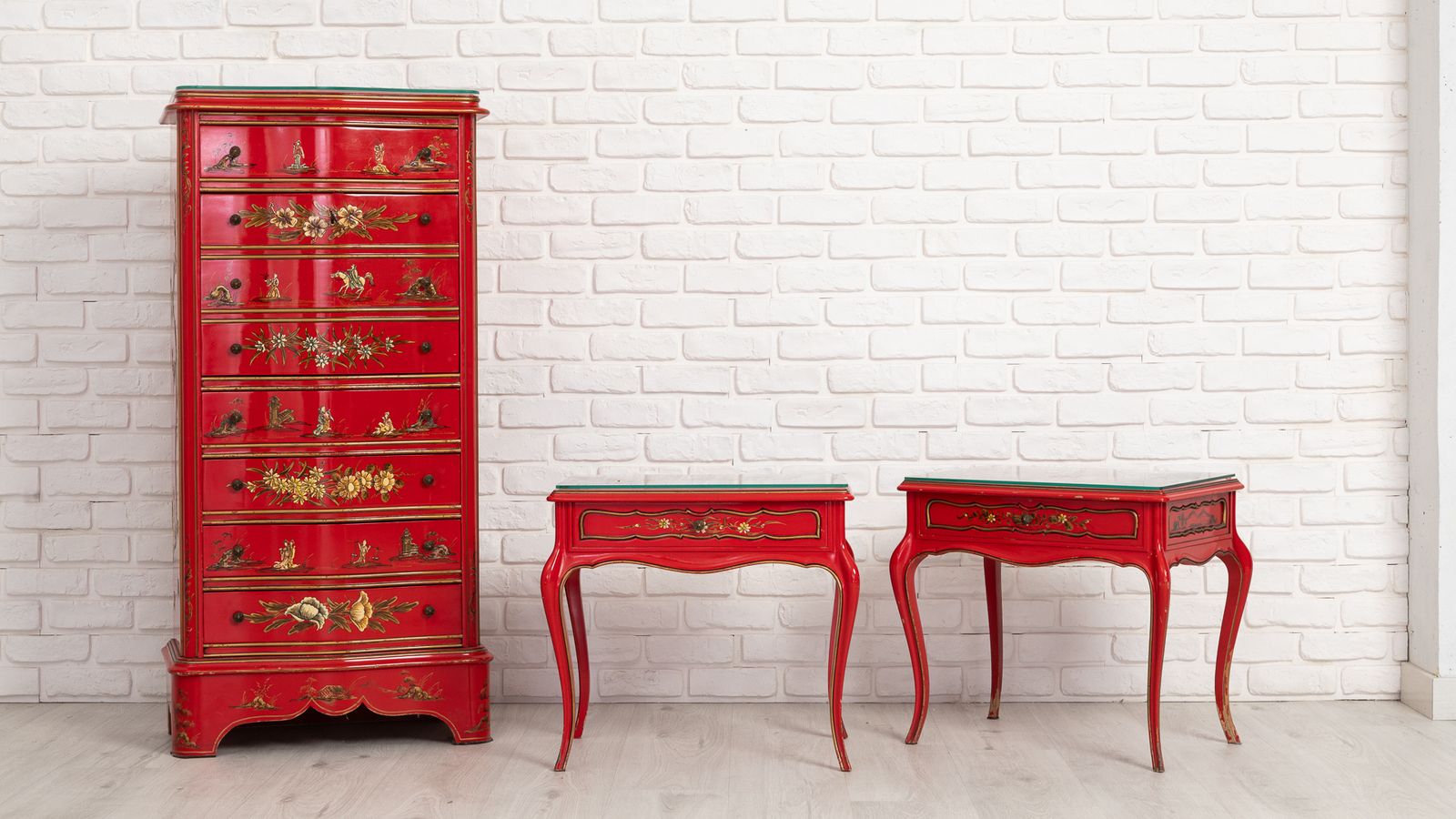 Red Lacquered Set With Oriental Scenes – Chest Of Drawers And Two Side Tables