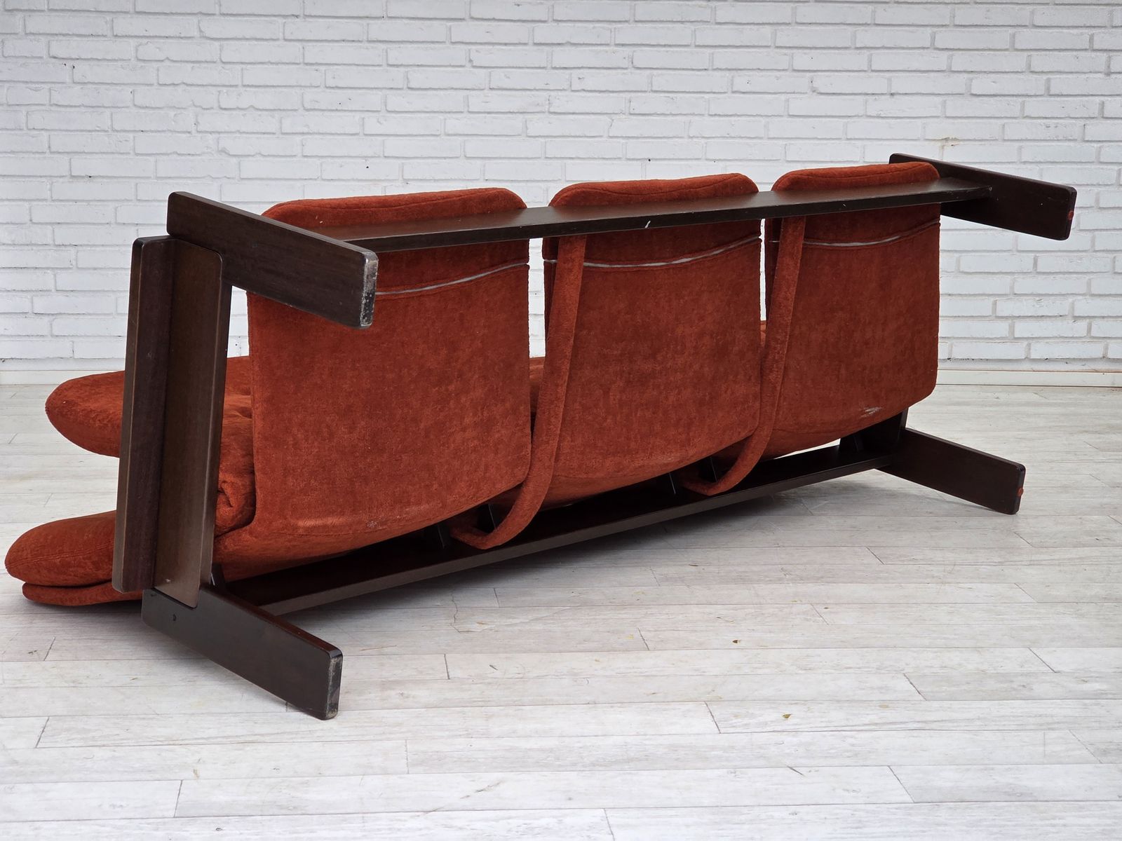 photo vintage 1970s, 3 Seater Danish Sofa, Orange/Red Furniture Velour, Oak Wood.