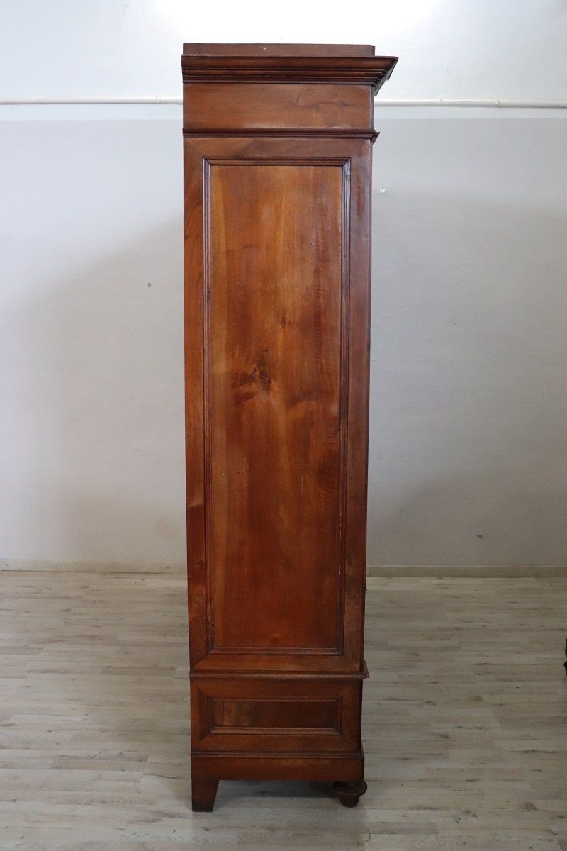 photo furniture Large Antique 19th Century 4 Door Wardrobe In Walnut