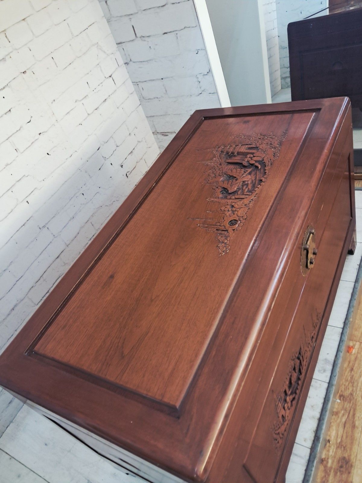 photo vintage Antique Large Camphor Wood Trunk  Asian Oriental Carved Chest /  Trunk / Coffee
