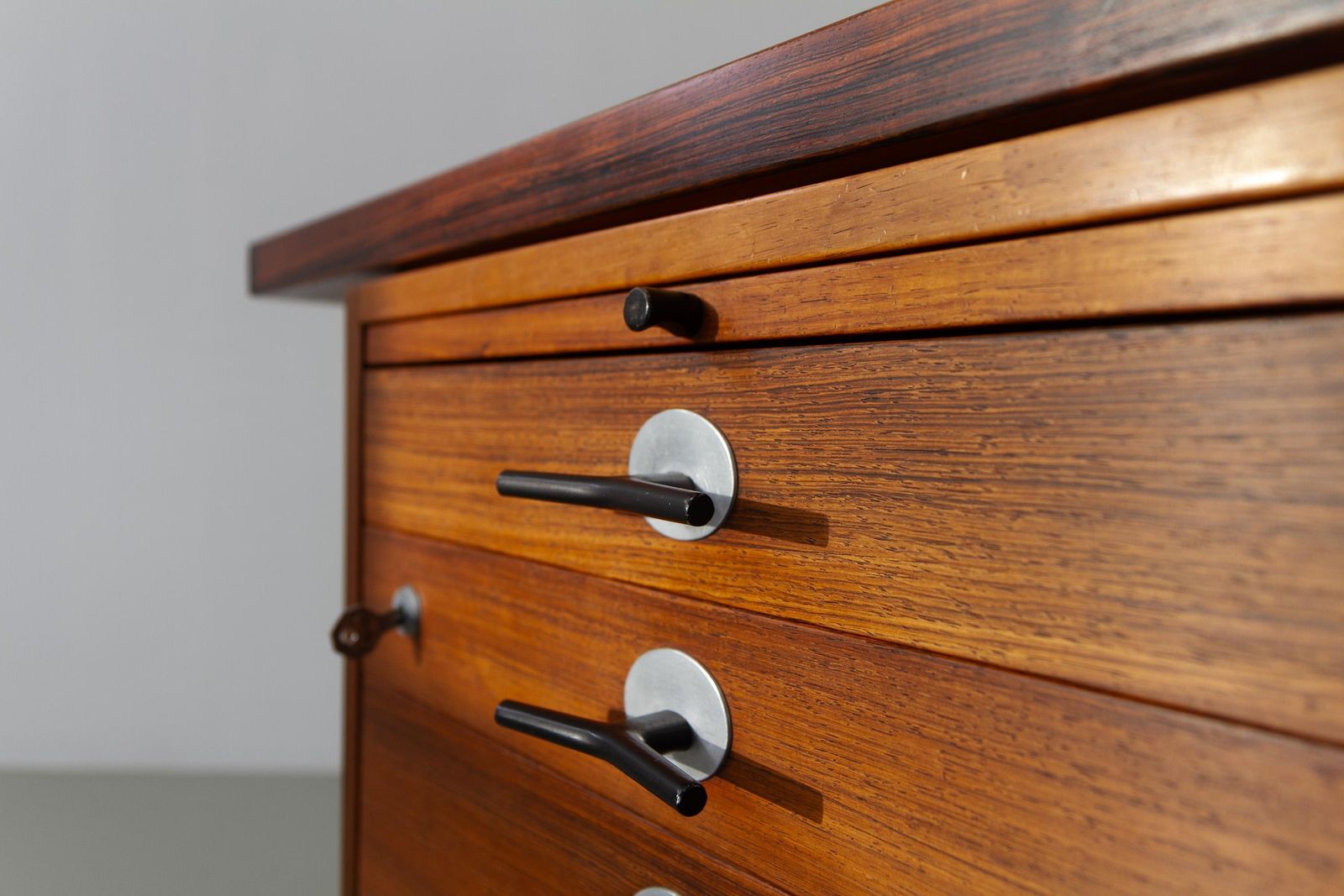 6005.0 Mid Century Rosewood Executive Desk With Y Pulls By Jens Risom, 1960s. photo