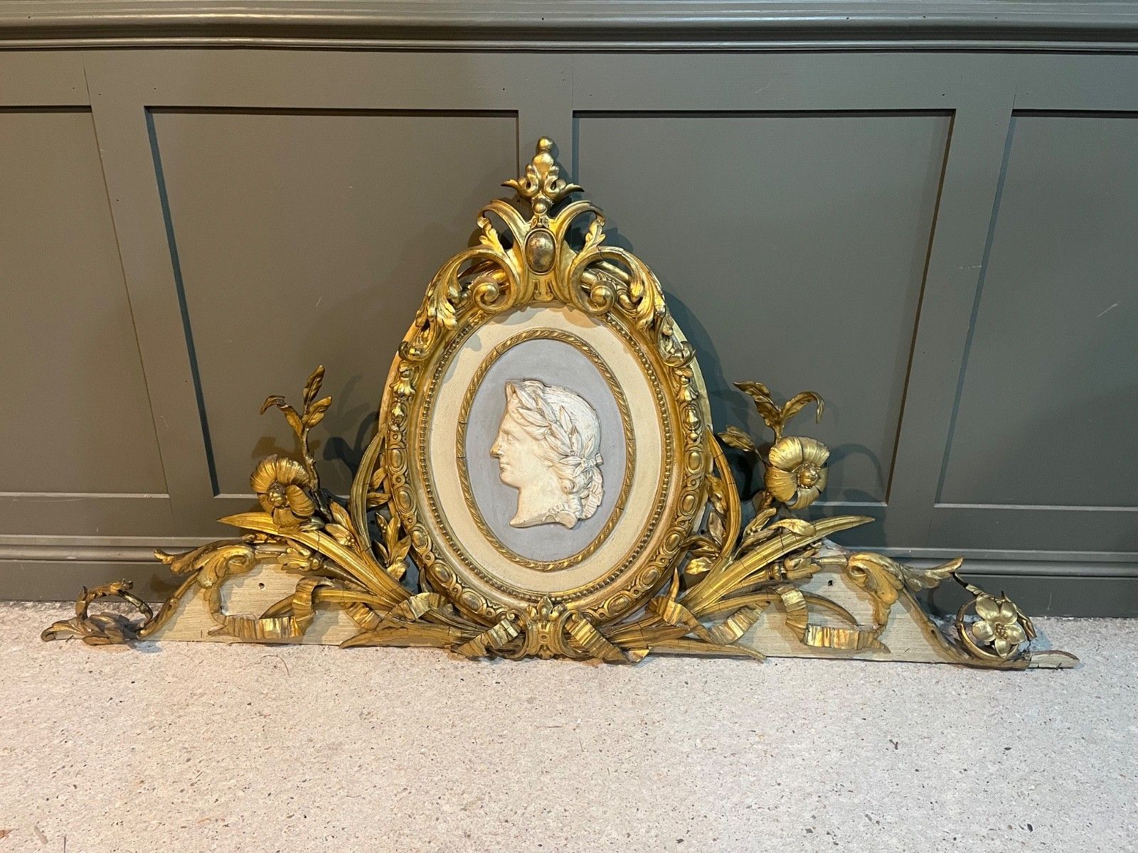 photo vinterior Antique Pediment Gilded Carved Wood With Plaster/Gesso Insert 1800’s