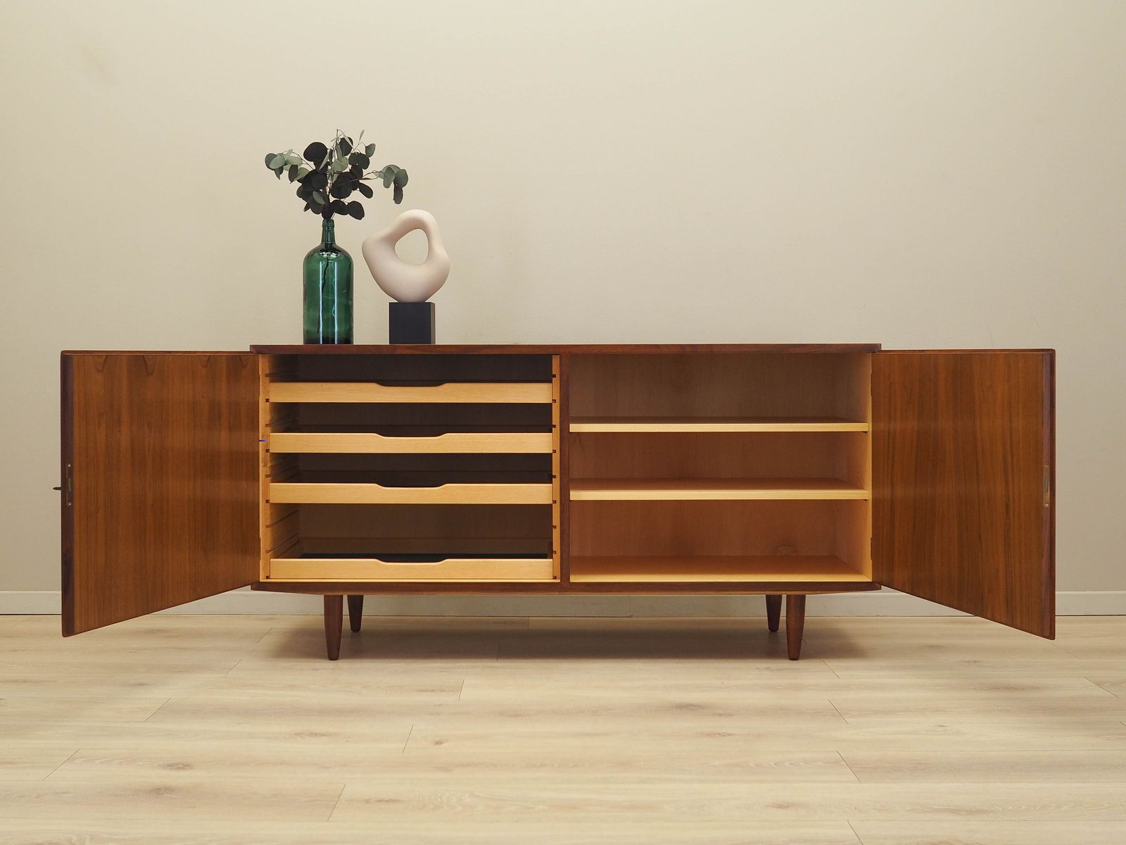 Walnoot Kast, Deens Design, Jaren 1970, Ontwerper: Carlo Jensen, Fabrikant: Hundevad photo for sale
