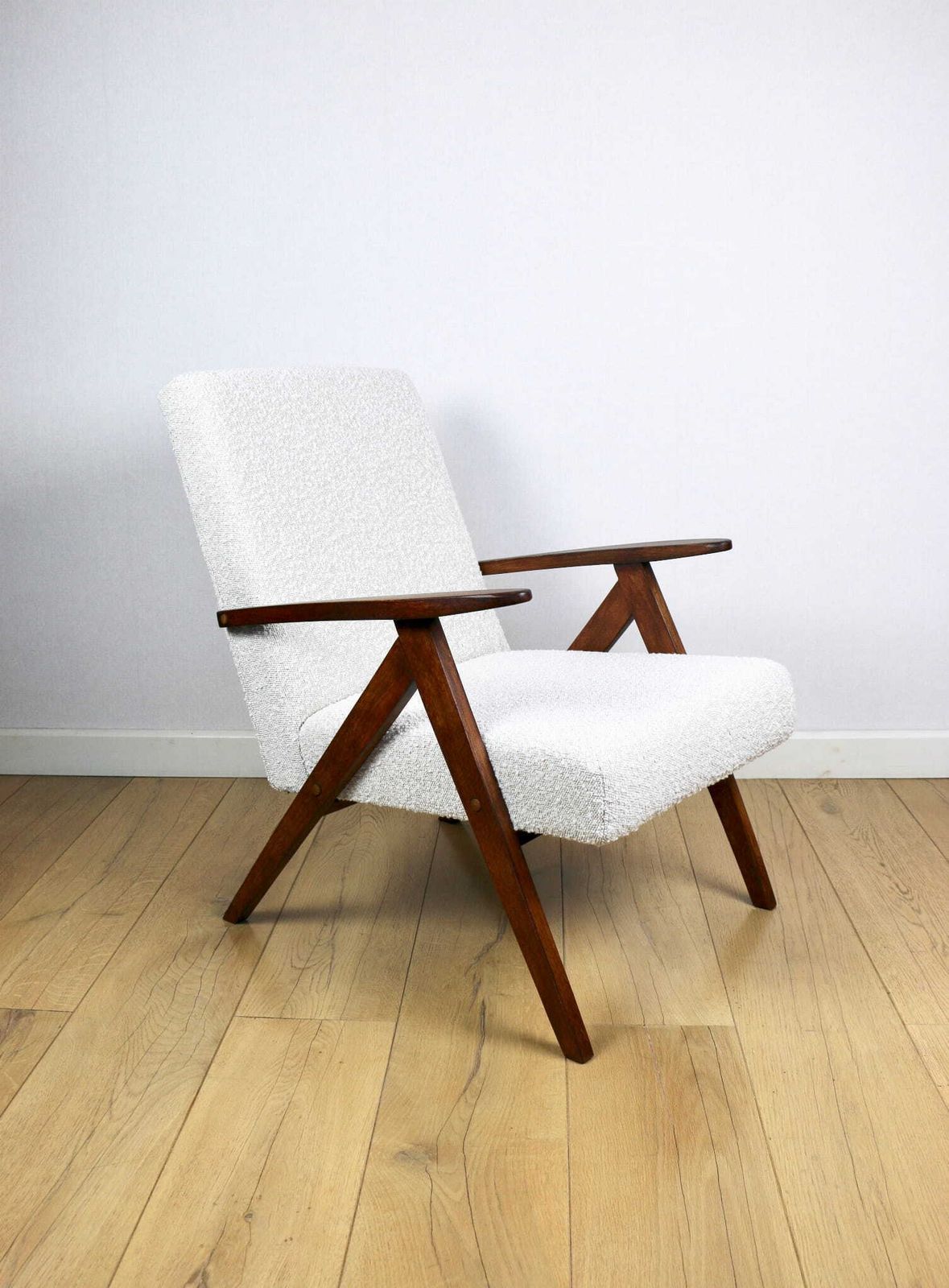 Vintage B 310 Var Armchair, White Bouclé Structured 1970s Brown Wood