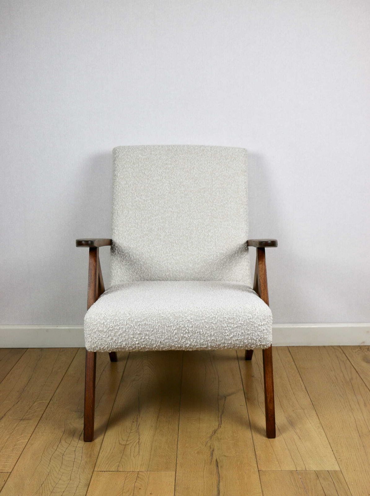 Vintage B 310 Var Armchair, White Bouclé Structured 1970s Brown Wood photo furniture