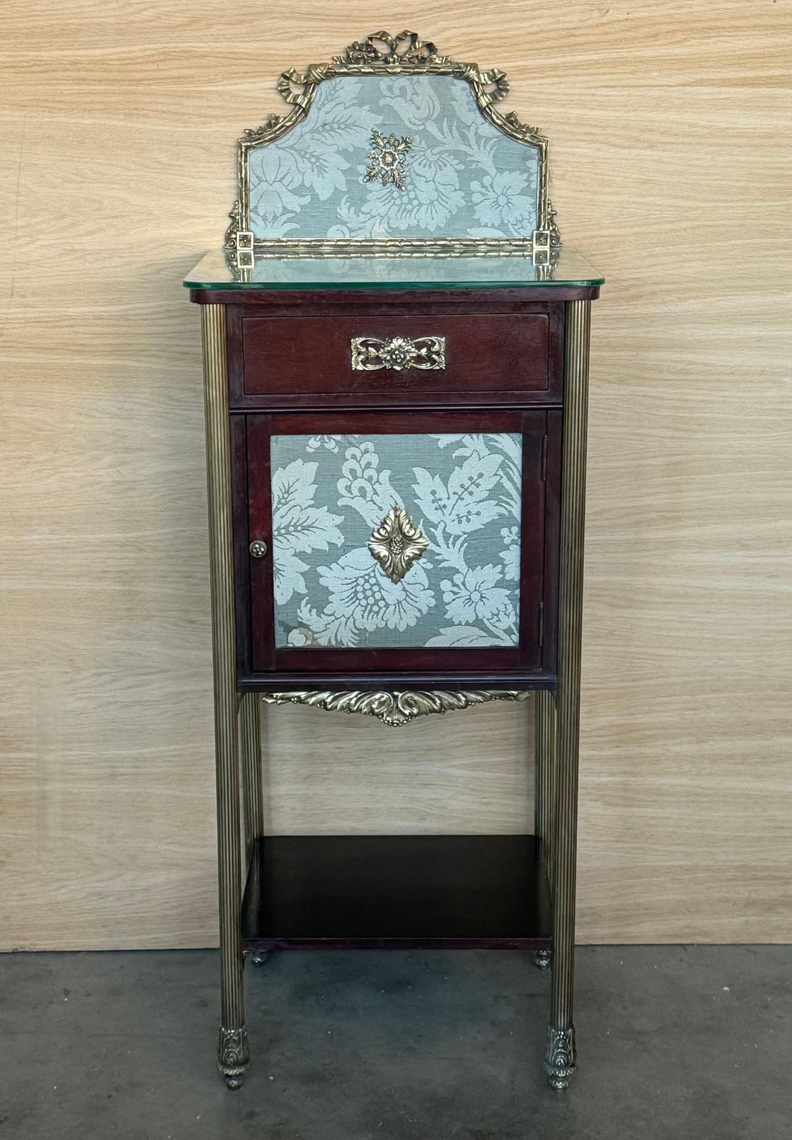 Paire de tables de chevet d'époque françaises en acajou, XIXe siècle photo for sale