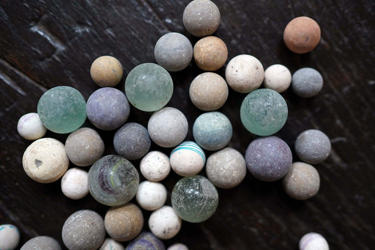 photo vintage A Late 19thc Indian Marble Bowl Containing A Collection Of Clay & Glass Marbles