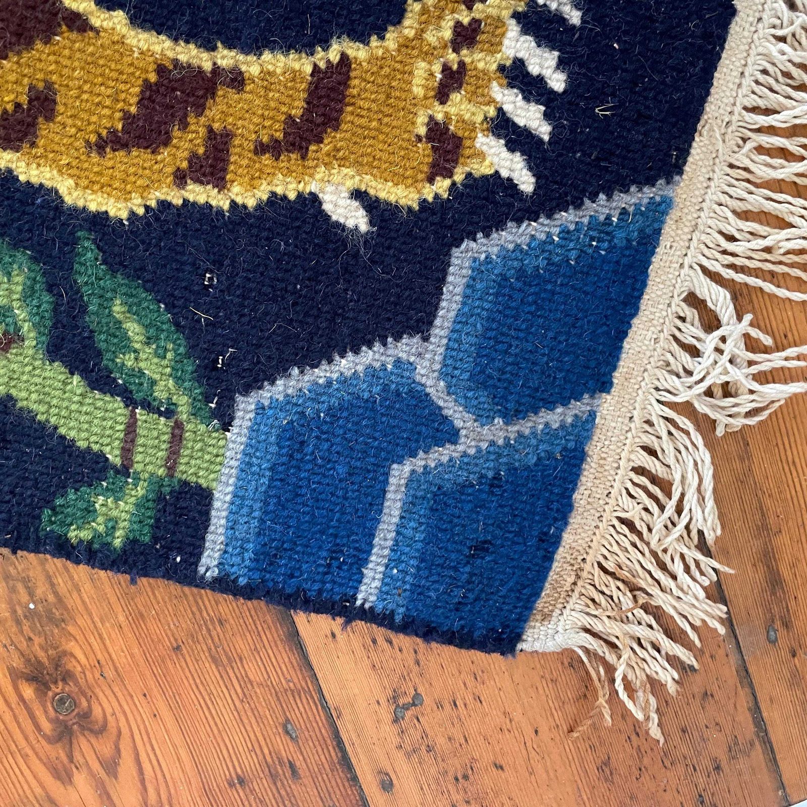 photo vintage Handmade Wool Tibetan Tiger Woven Rug Rectangle Wool Vintage 195x93cm Colourful Blue Antique Hand Knotted Carpet Pattern Maximalist Nepal