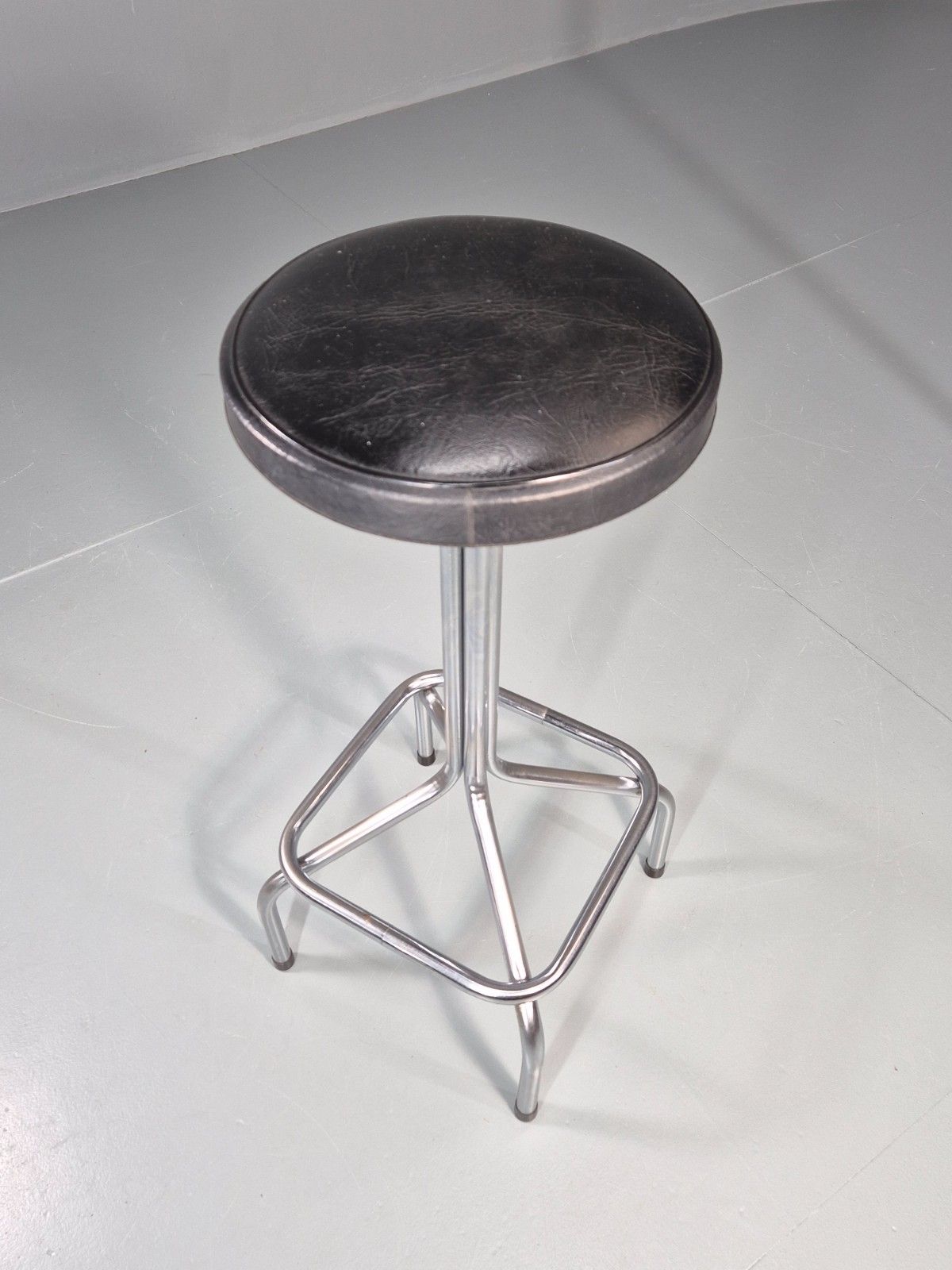 Vintage 1980s Bar Sttol Chrome And Black Vinyl Bauhaus Retro Eb11275 Mdin photo furniture