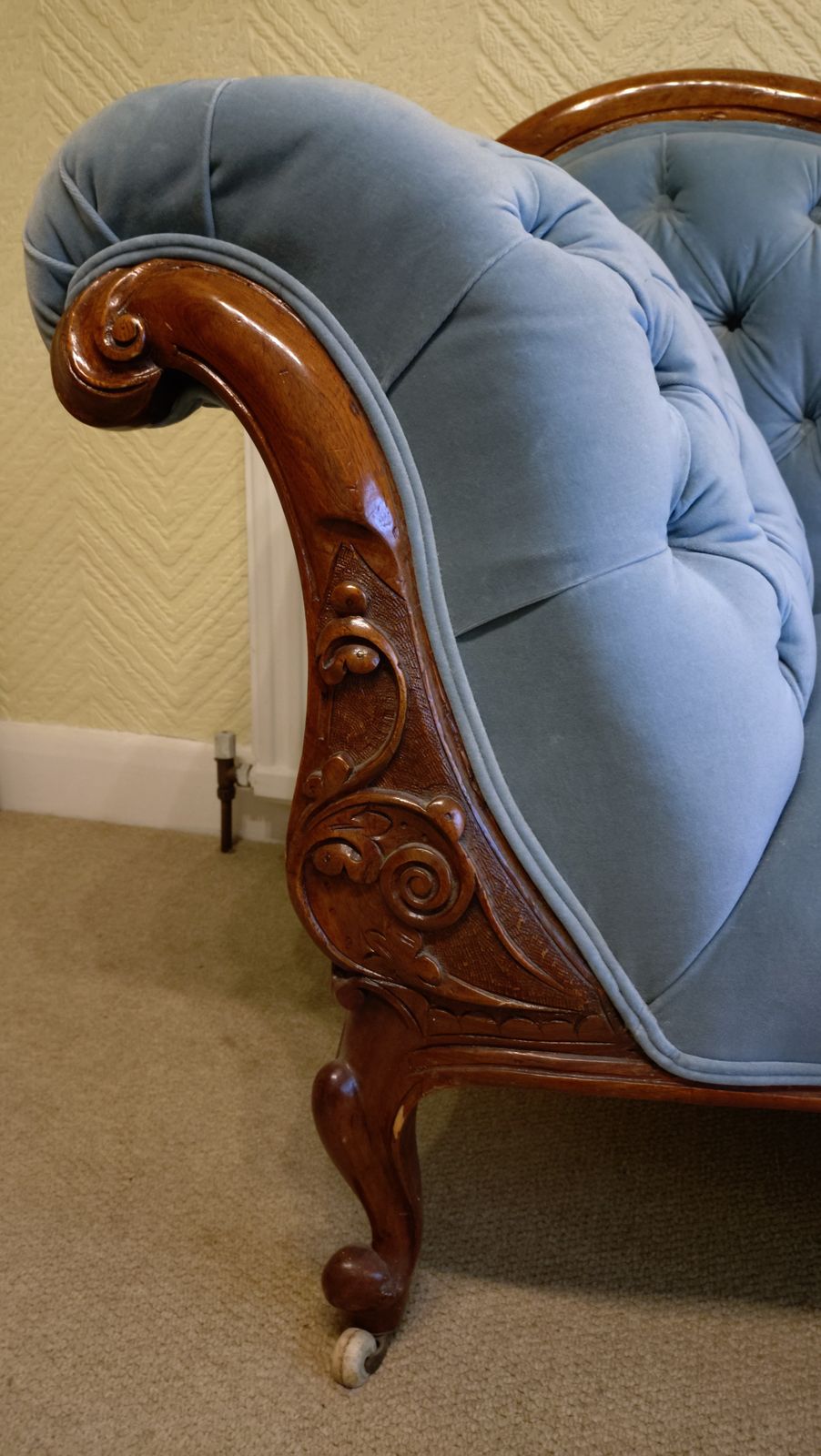 Victorian Velvet Chaise Longe. Excellent Condition. Professionally Re Upholstered. photo Furniture