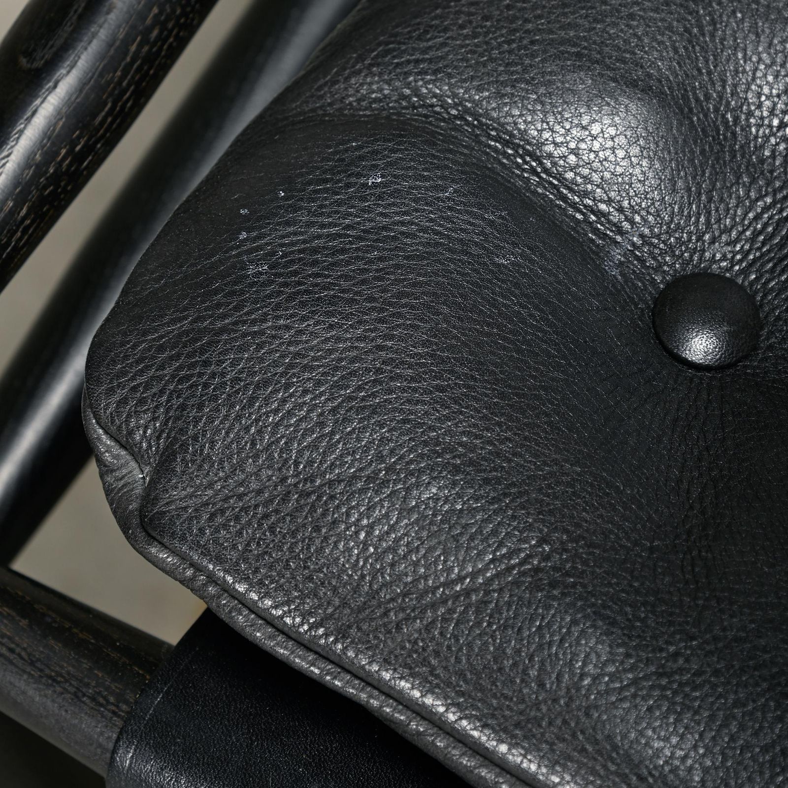 photo vinterior Arne Norell Sirocco Safari Lounge Chair In Black Leather / Stained Ash, Sweden