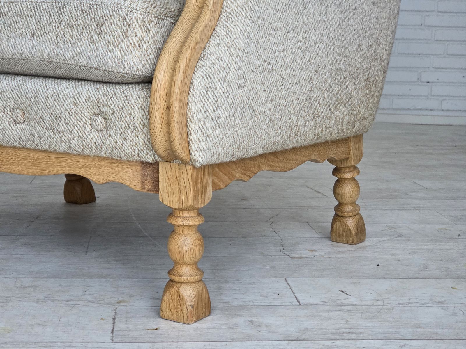 photo vintage 1970s, Danish Highback Armchair, Furniture Wool, Solid Oak Wood.