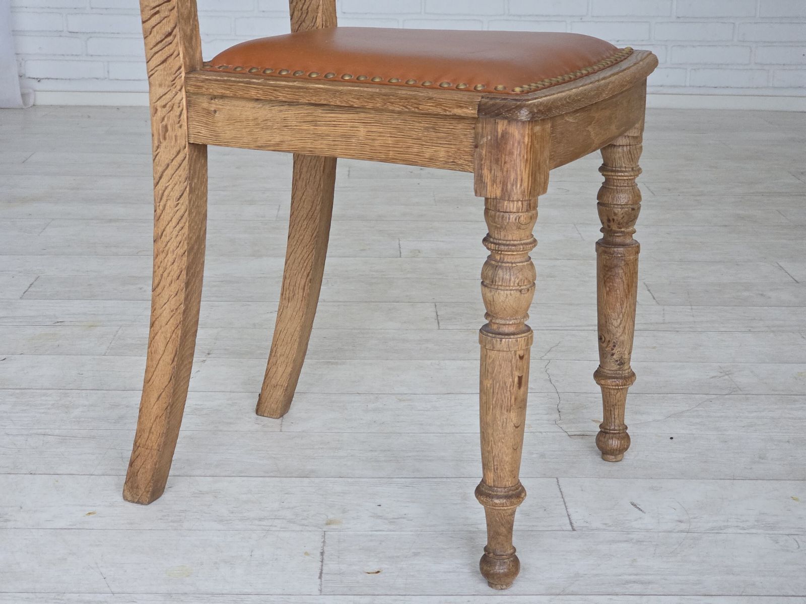 1930s, Set Of 4 Danish Dining Chairs, Carved Oak Wood, Furniture Leather. photo vinterior