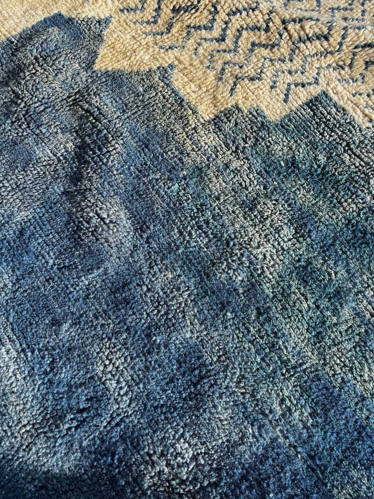 photo for sale Handgemaakt Marokkaans Mrirt wollen vloerkleed 260x300 cm – Wit en blauw minimalistisch geometrisch dessin – Luxe Berber vloerkleed – Modern boho interieur