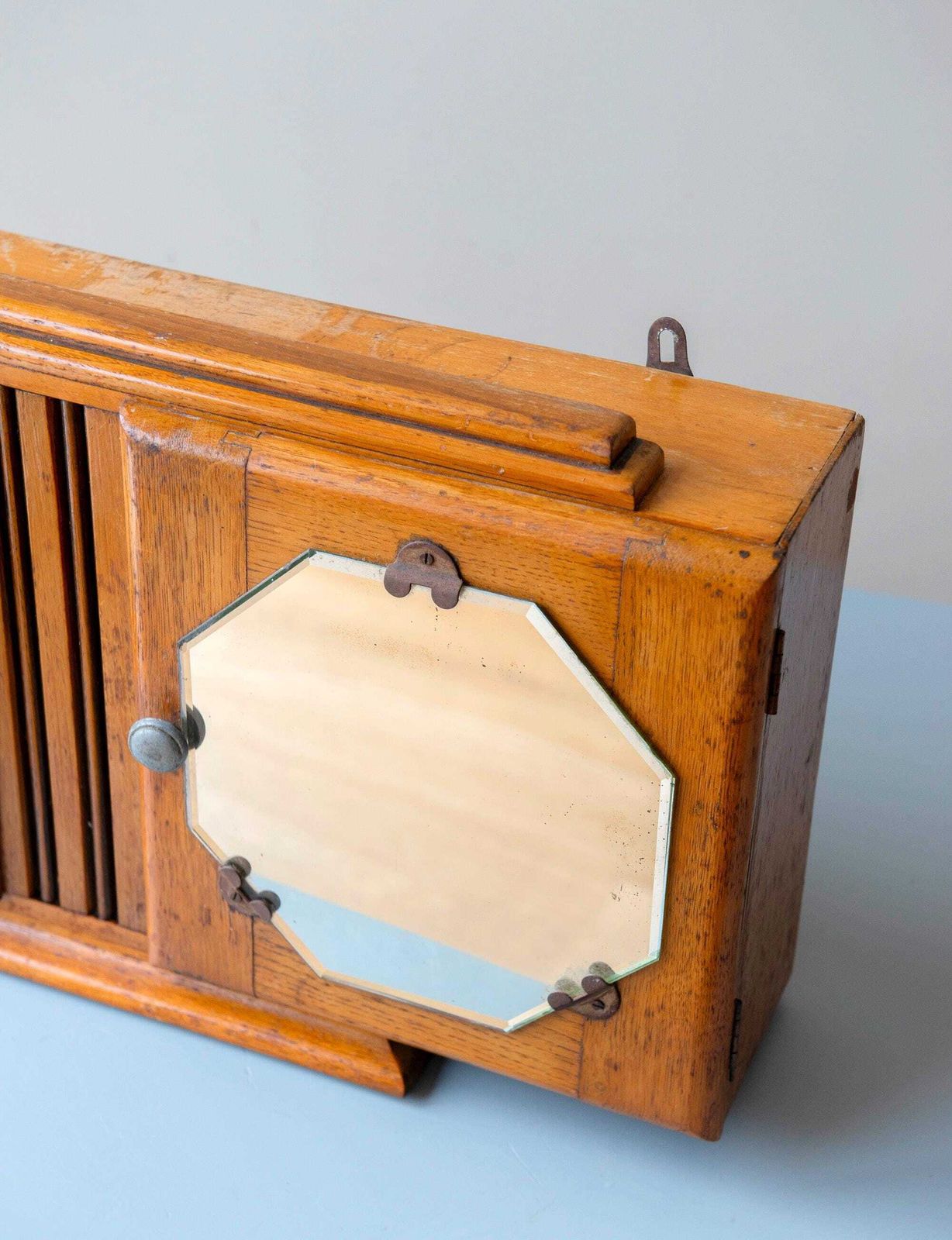 Antique Oak Medicine Chest With Beveled Octagonal Mirror – Art Deco Wooden Storage Unit, 1920s photo vinterior