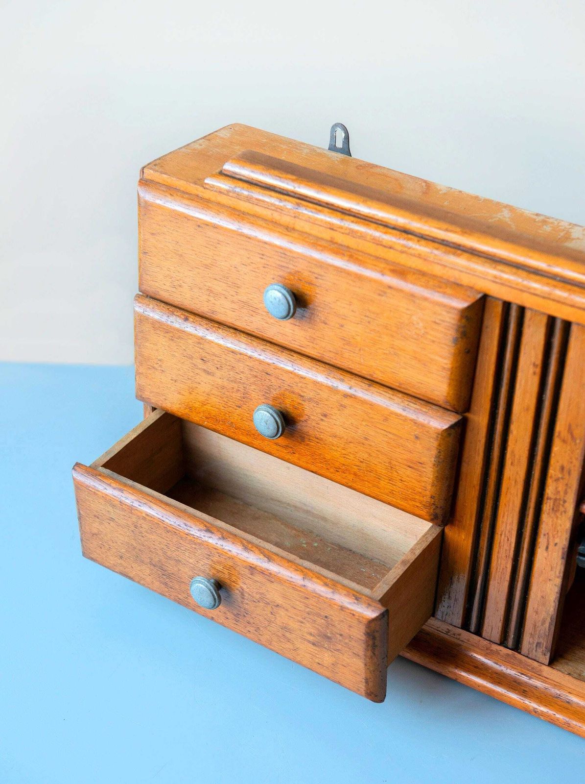 photo vintage Antique Oak Medicine Chest With Beveled Octagonal Mirror – Art Deco Wooden Storage Unit, 1920s