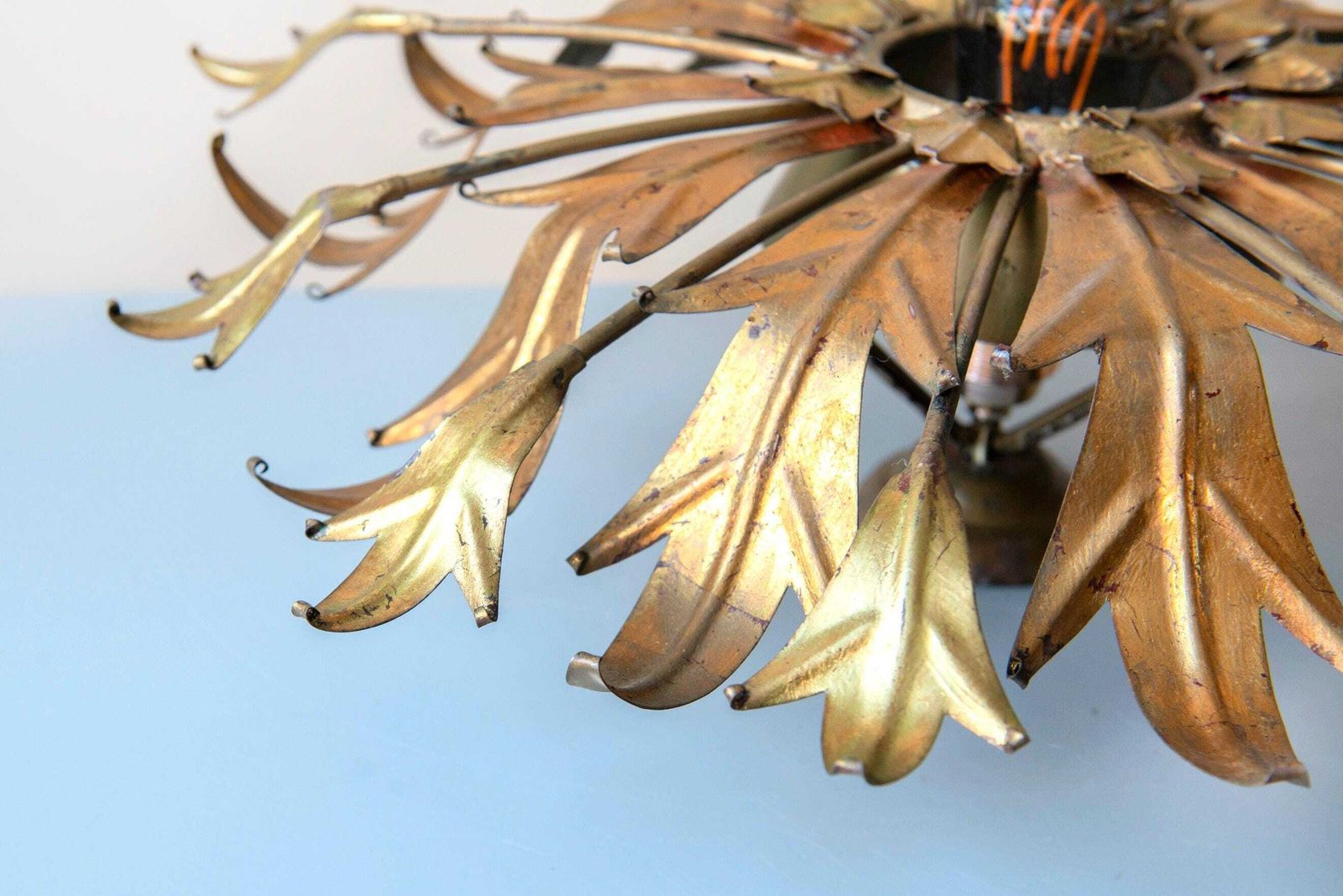 photo furniture Italiaanse Sunburst Plafondlamp   Goudkleurige Metalen Bladeren   Mid Century Modern Design, Jaren 1960