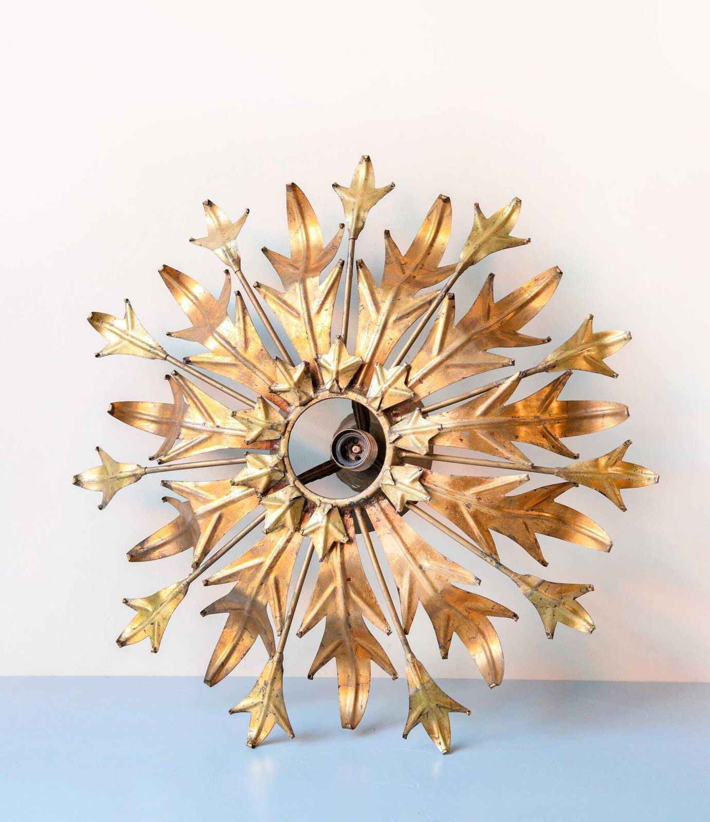 photo vinterior Italiaanse Sunburst Plafondlamp   Goudkleurige Metalen Bladeren   Mid Century Modern Design, Jaren 1960