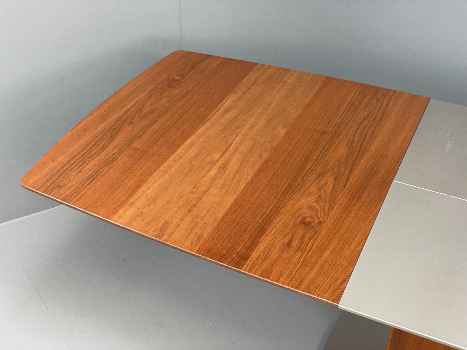 Modern Extending Dining Table By Bo Concept Walnut Effect photo 450.0