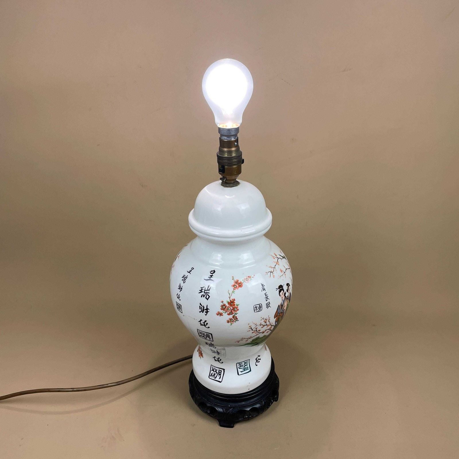 Lighting Oriental Ceramic Vase Lamp Hand Painted Floral Design Porcelain Table Lamp Chinoiserie Ornate Pattern Wood Base Ginger Jar Gold Metal White photo