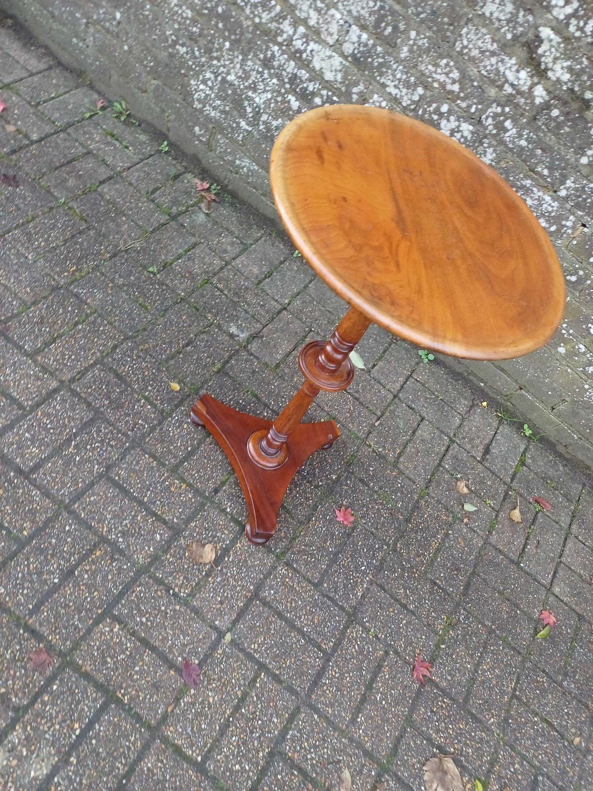 Large Victorian Mahogany Circular Occasional Table Antique Wine Table Beautiful Grain Stunning Turned Column Bun Feet photo 325.0