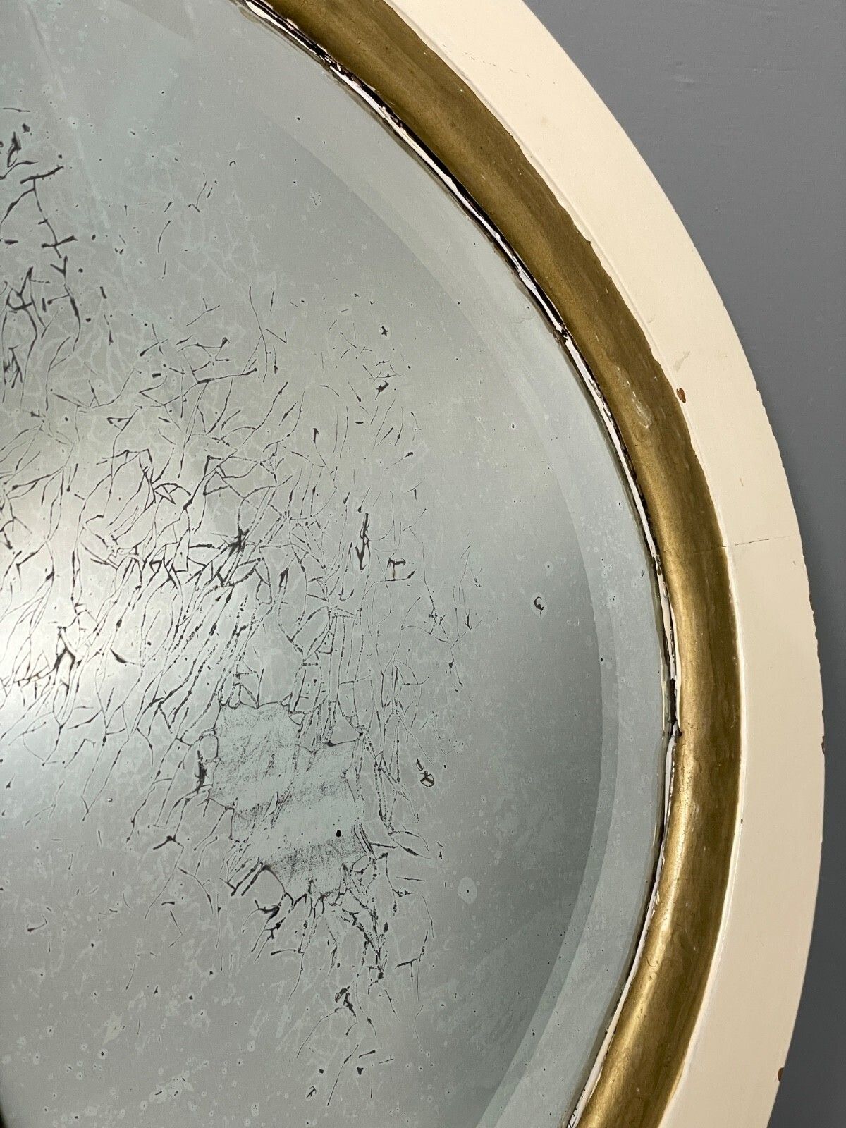 photo vintage Antique Oval Wall Mirror White & Gold Painted Bevelled Patina