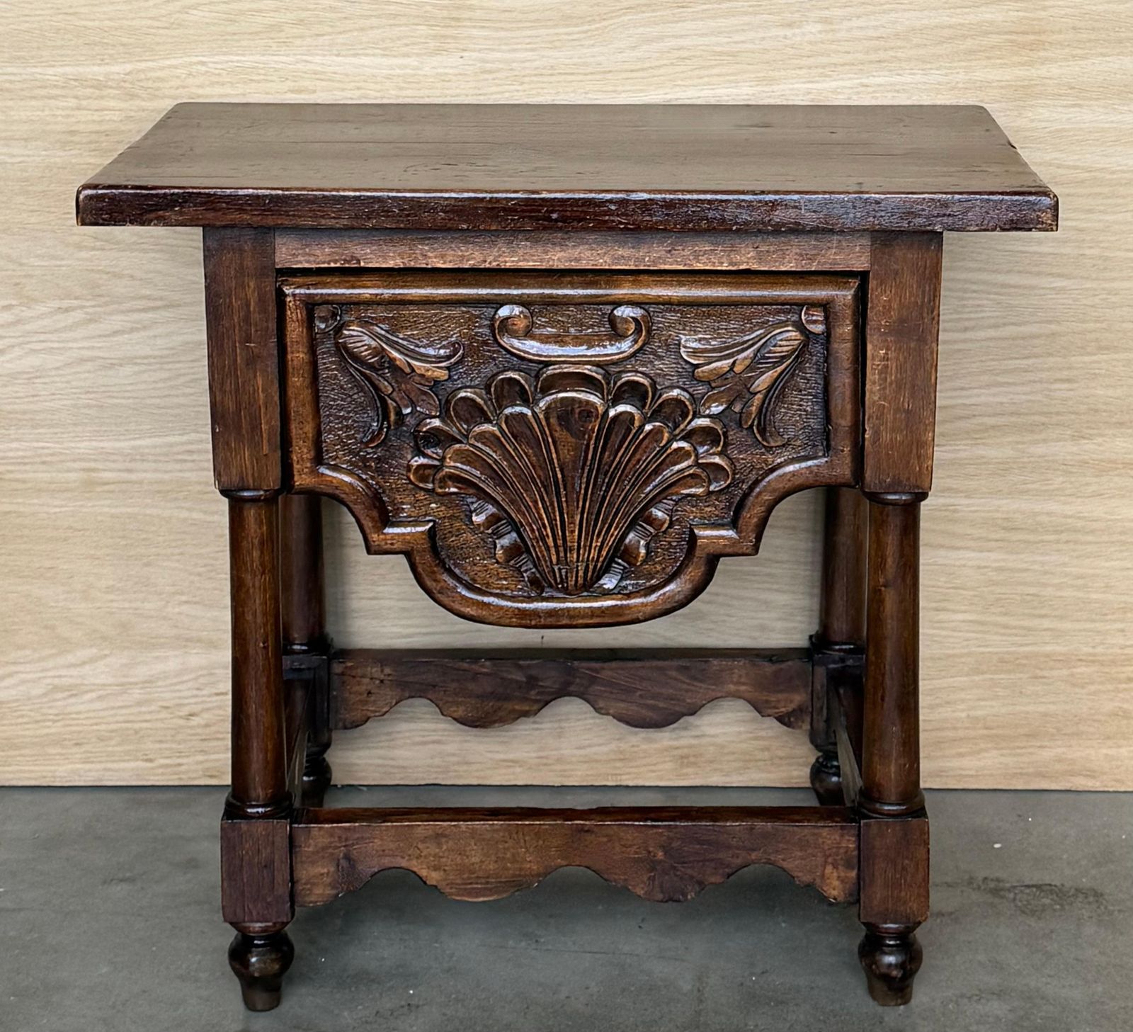 Table d'appoint ou table basse en noyer sculpté, fin du XIXe siècle, avec tiroir photo for sale