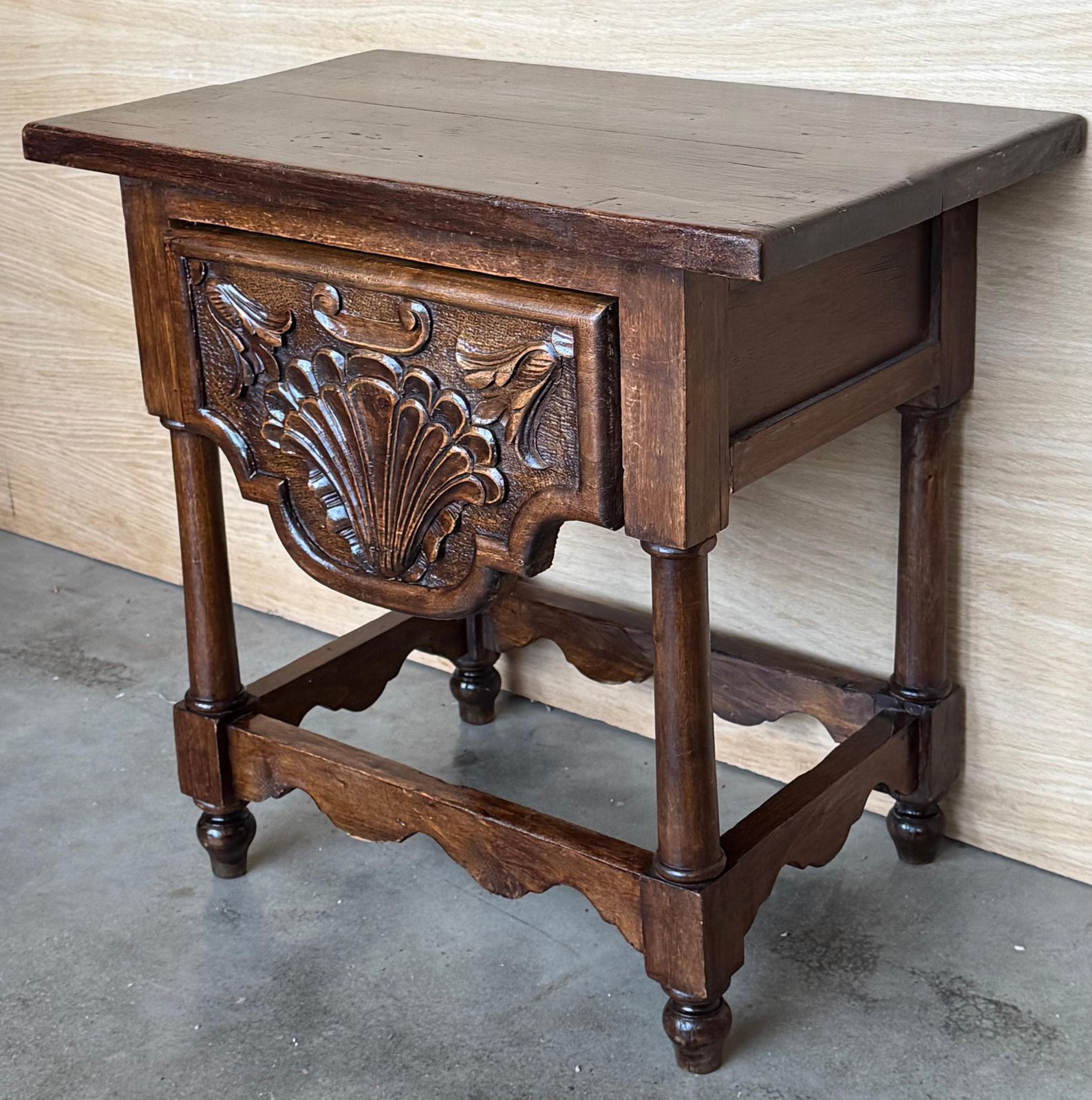 Table d'appoint ou table basse en noyer sculpté, fin du XIXe siècle, avec tiroir photo 1371.0