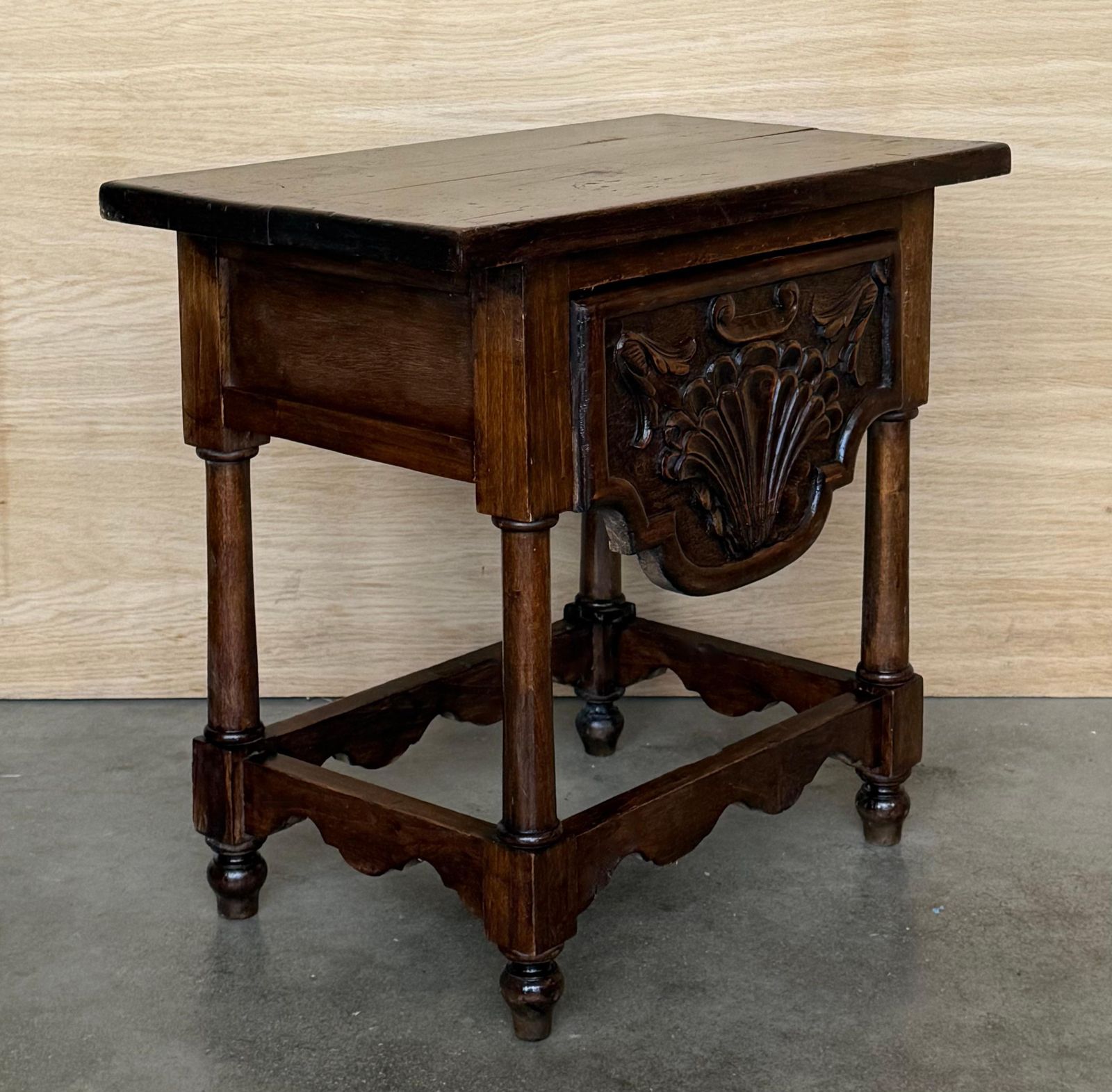 Table d'appoint ou table basse en noyer sculpté, fin du XIXe siècle, avec tiroir photo vintage