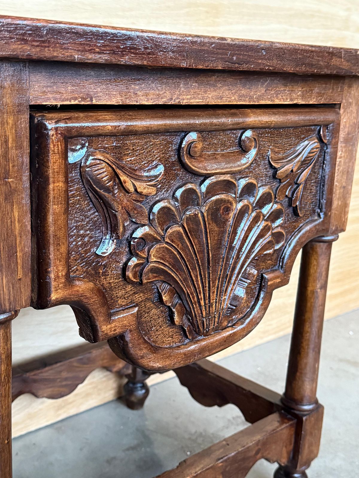 photo furniture Table d'appoint ou table basse en noyer sculpté, fin du XIXe siècle, avec tiroir