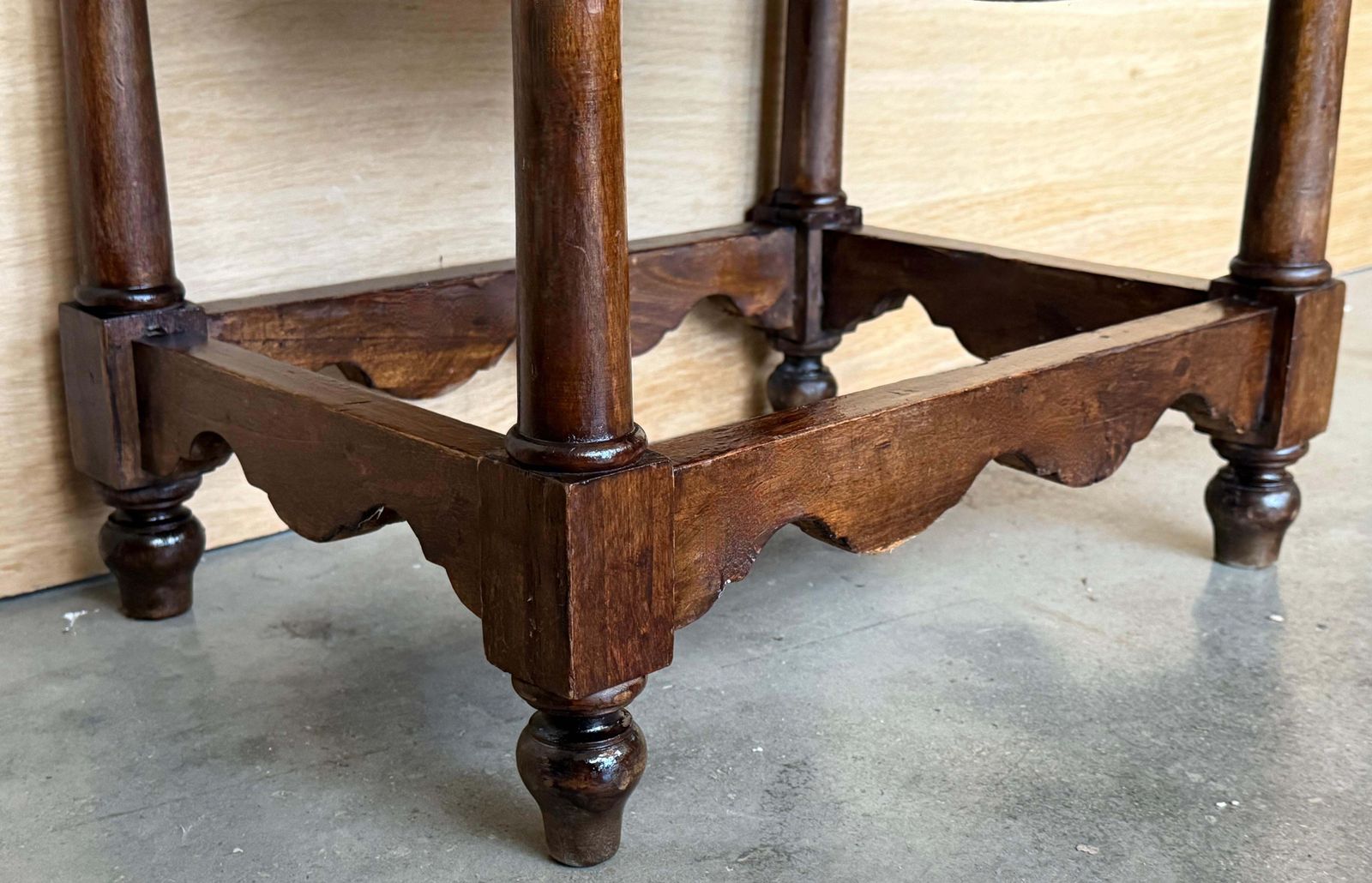 photo for sale Table d'appoint ou table basse en noyer sculpté, fin du XIXe siècle, avec tiroir