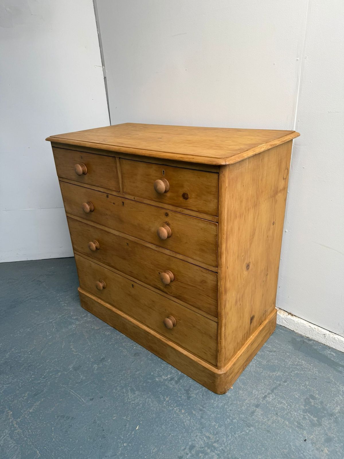 A Superb Pine Rounded Victorian Waxed 5 Drawer Chest Of Drawers