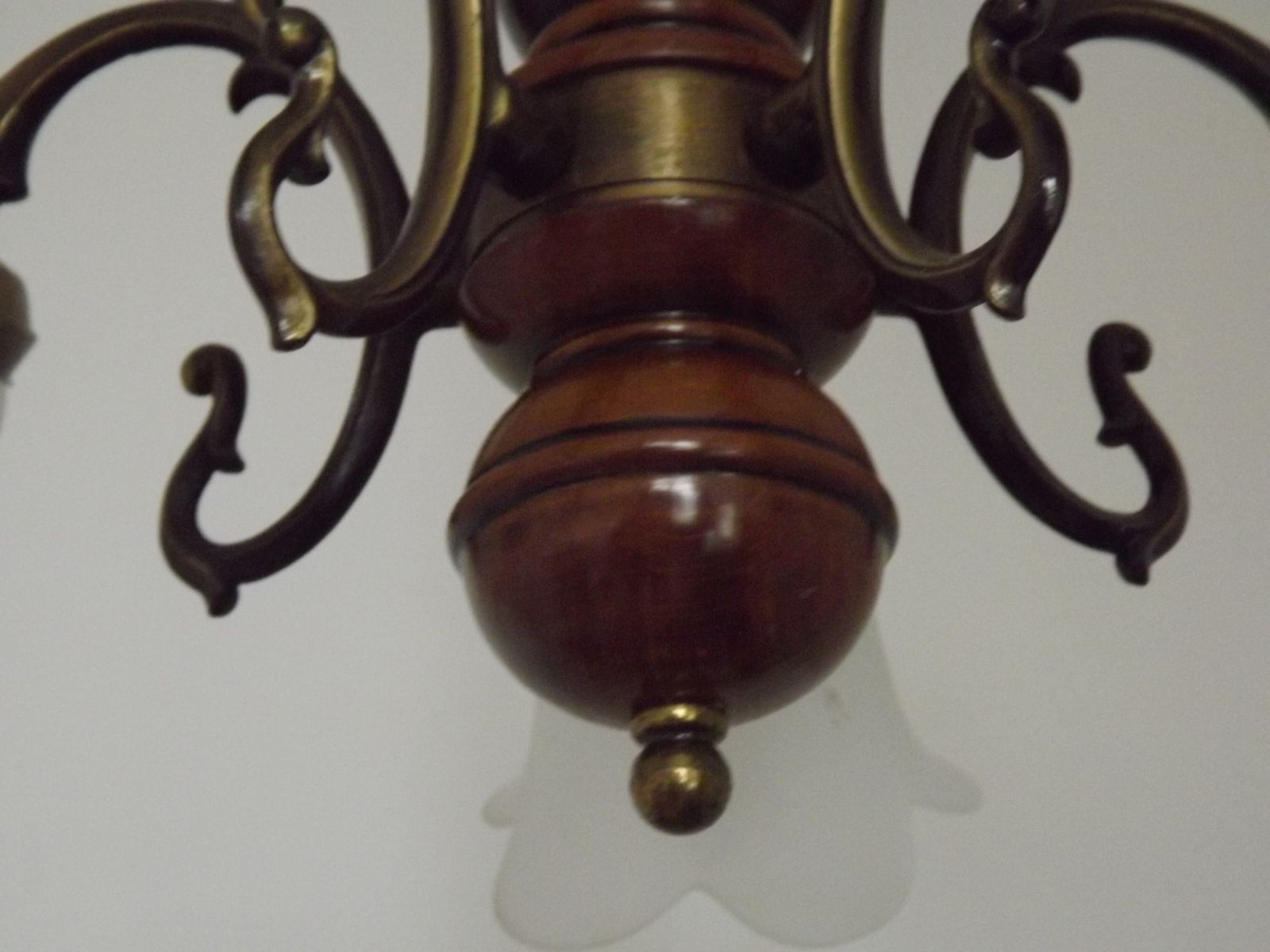Lustre français mid-century à 5 lumières en métal effet bronze et bois, abat-jour fleurs en verre opaque blanc photo vintage