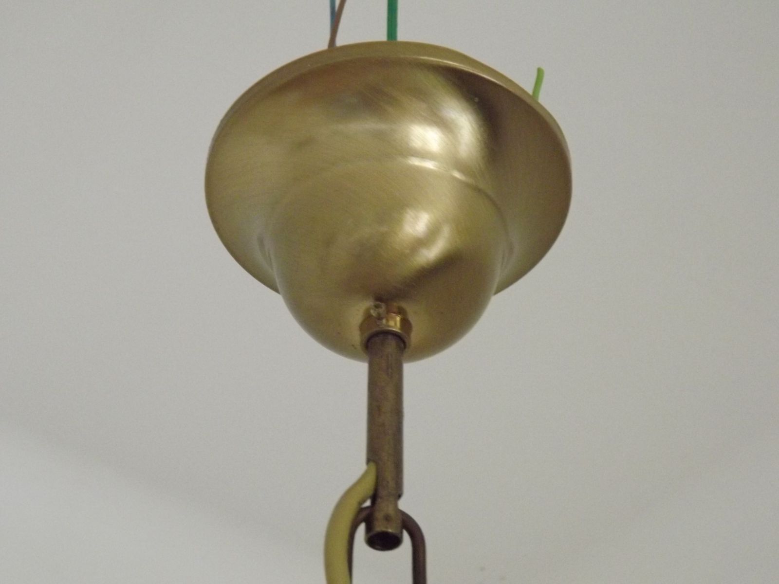 Luminaires Lustre français mid-century à 5 lumières en métal effet bronze et bois, abat-jour fleurs en verre opaque blanc photo