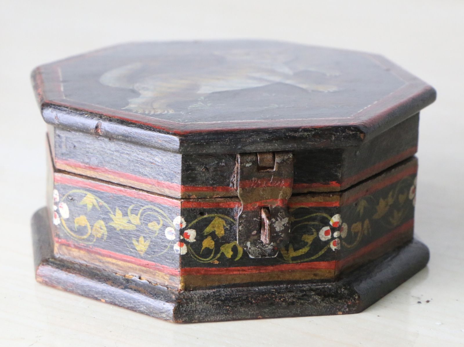 An Antique Indian Hand Painted Octagonal Trinket Box With A Stylised Tiger Design photo vinterior