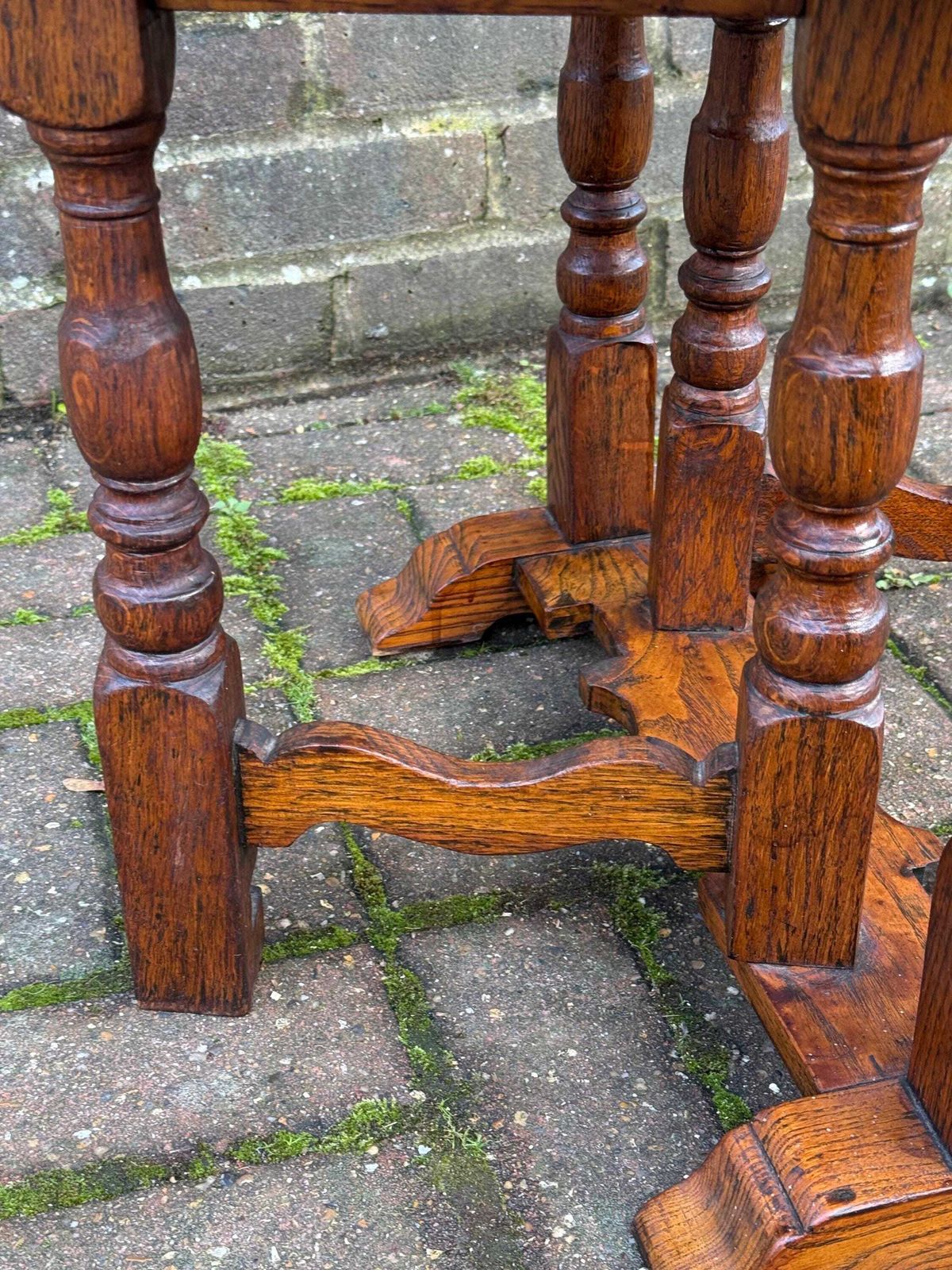 photo vintage Antique Oak Drop Leaf Occasional Table With Unusual Gateleg Base, Early 20th Century