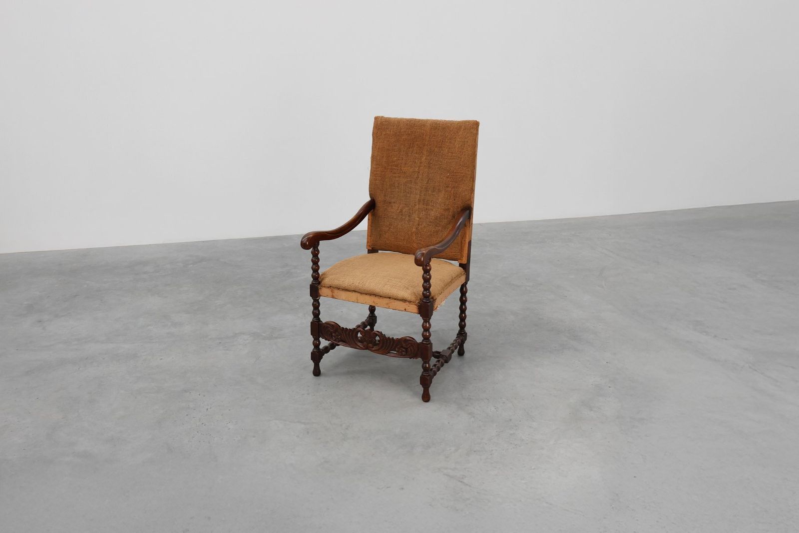 photo furniture Antique Belgian Baroque Armchair In Wood And Leather, 1700s