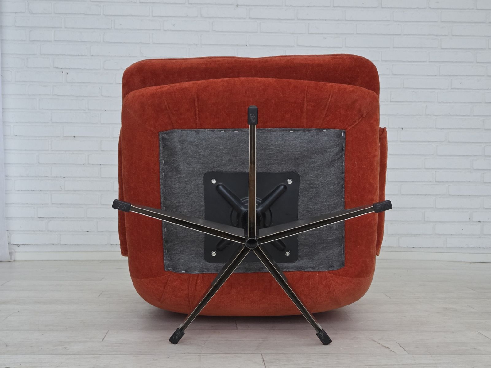 photo vintage Jaren 1970, Zweedse Draaifauteuil Van Ulferts Möbler, Meubelvelours.