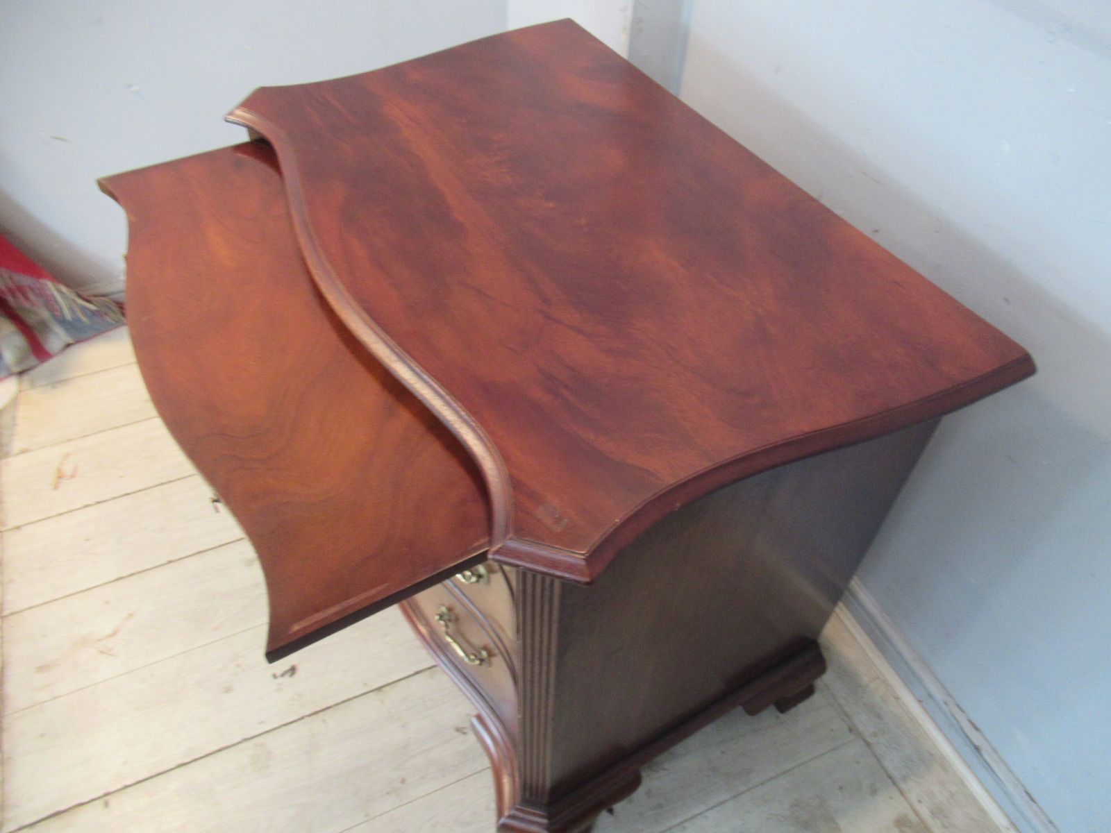 photo buy Georgian Style Mahogany   Serpentine Shaped  Chest Of Drawers