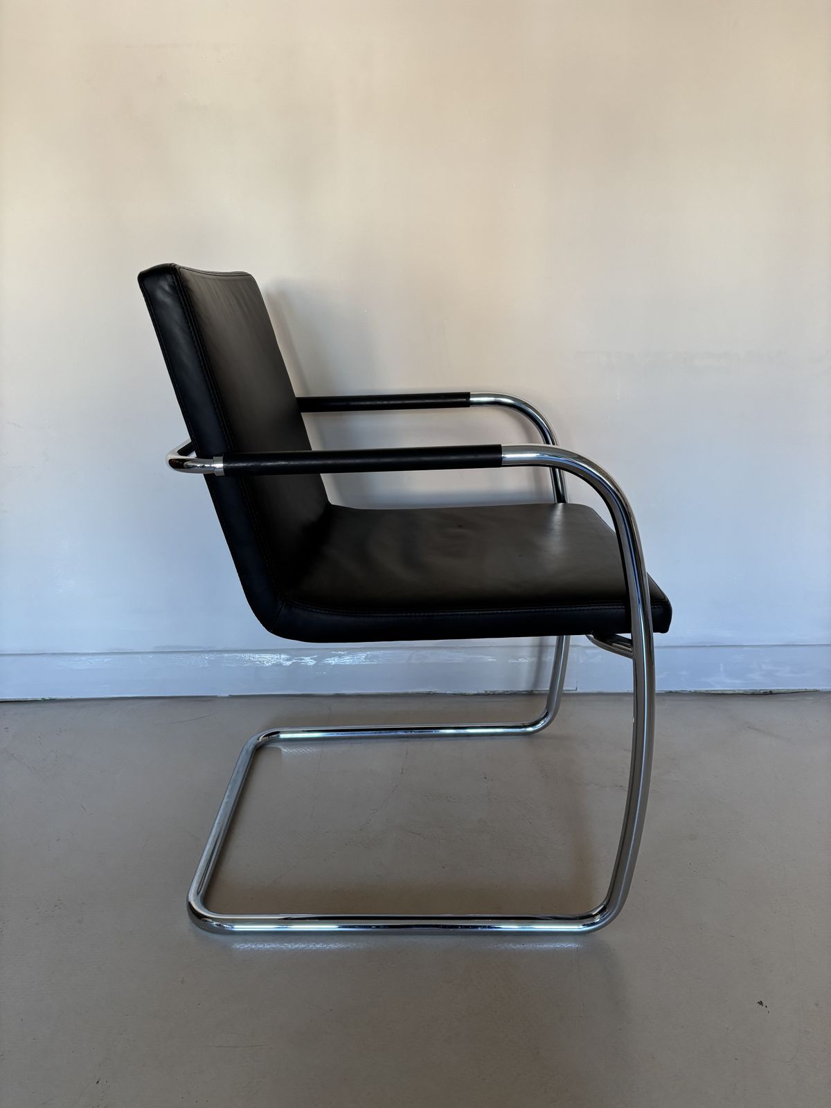 Furniture Thonet S 60 V Cantilever Chair photo