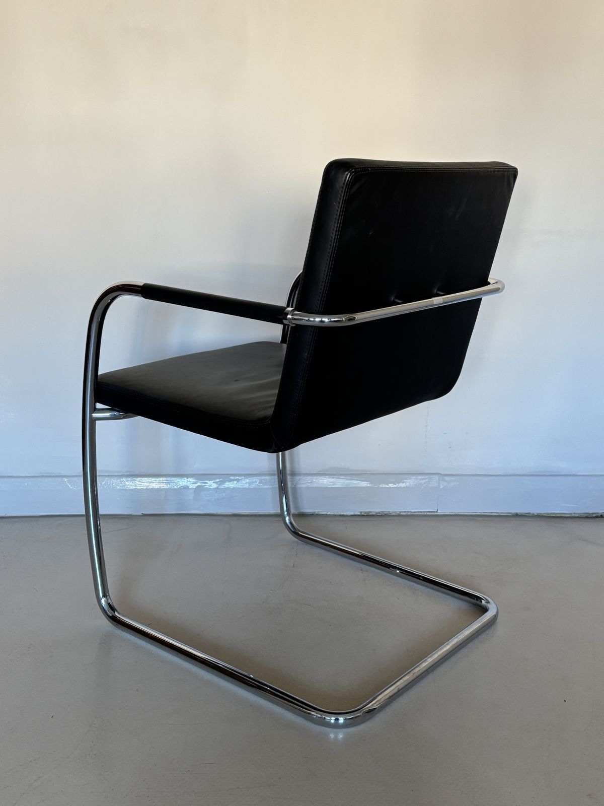 750.0 Thonet S 60 V Cantilever Chair photo