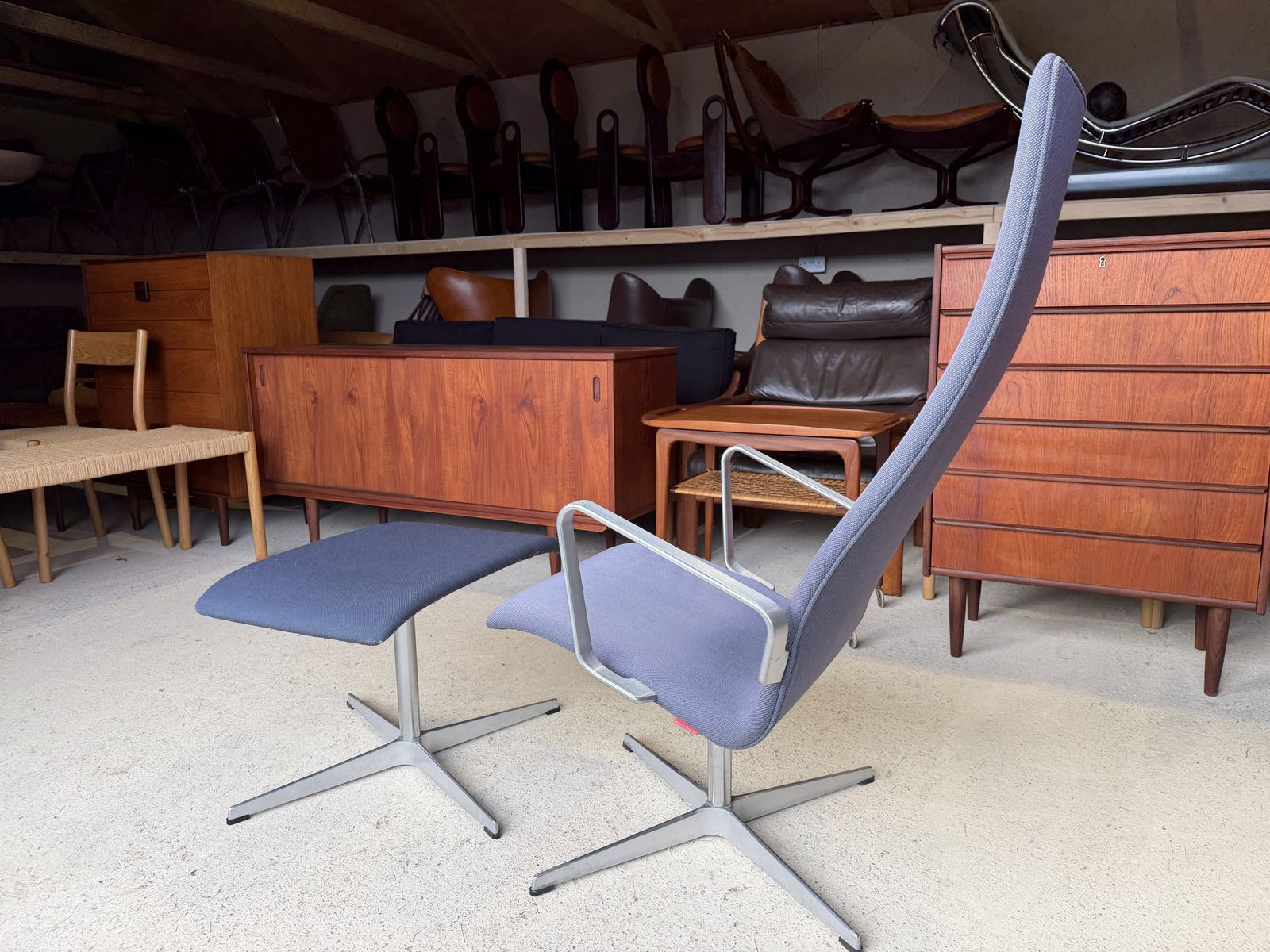 Oxford Swivel Lounge Chair And Footstool By Arne Jacobsen For Fritz Hansen photo buy