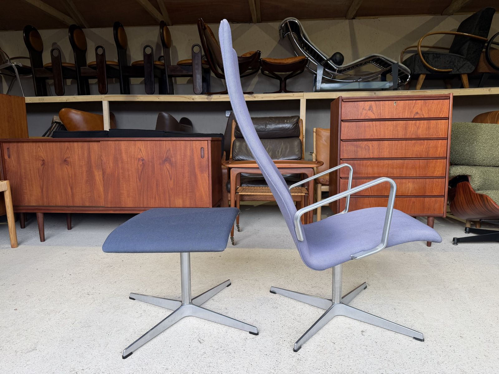 854.0 Oxford Swivel Lounge Chair And Footstool By Arne Jacobsen For Fritz Hansen photo