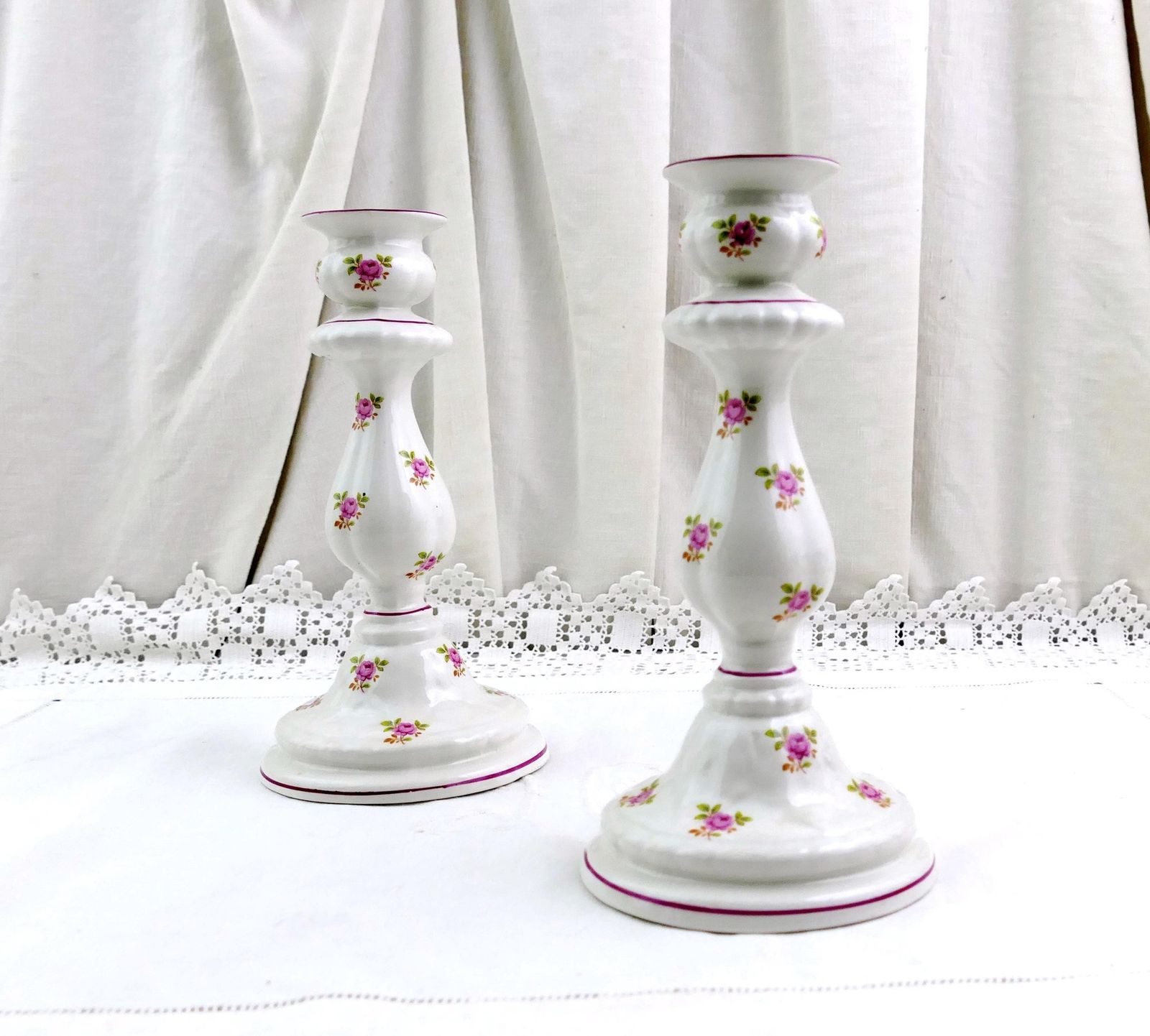 Paar Vintage Engelse Staffordshire James Kent Old Foley Kandelaars Met Klein Roze Rozenpatroon, Klassiek Jaren 1950 Aardewerk