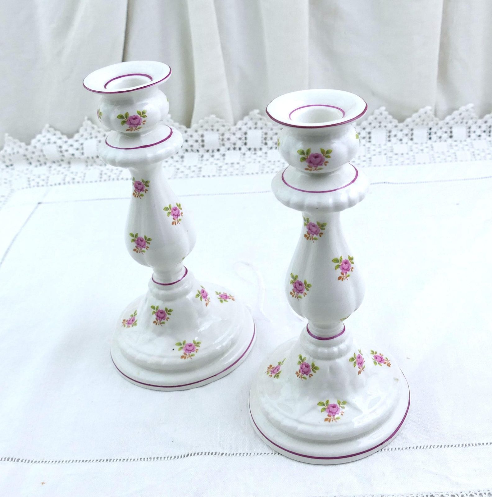 Paar Vintage Engelse Staffordshire James Kent Old Foley Kandelaars Met Klein Roze Rozenpatroon, Klassiek Jaren 1950 Aardewerk photo for sale