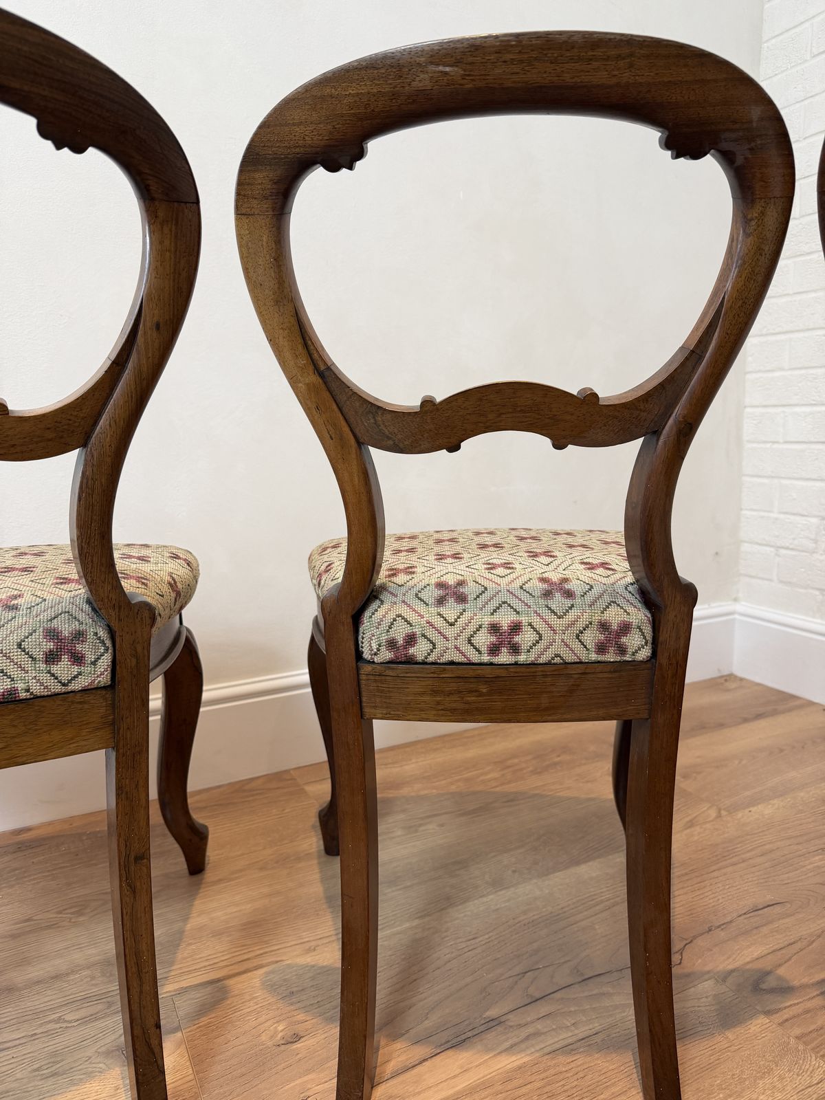 photo furniture Late 19th – Early 20th Century Set Of 4 Balloon Back Chairs