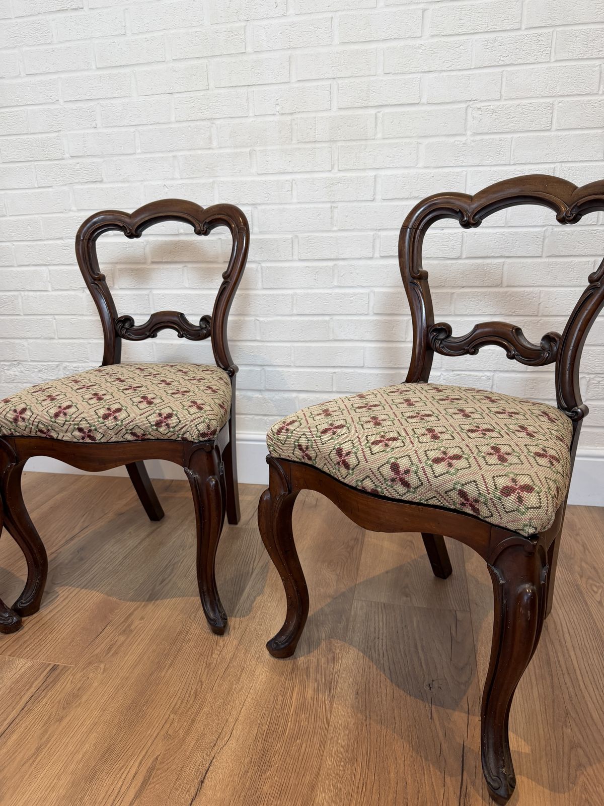 photo buy Late 19th – Early 20th Century Set Of 4 Balloon Back Chairs